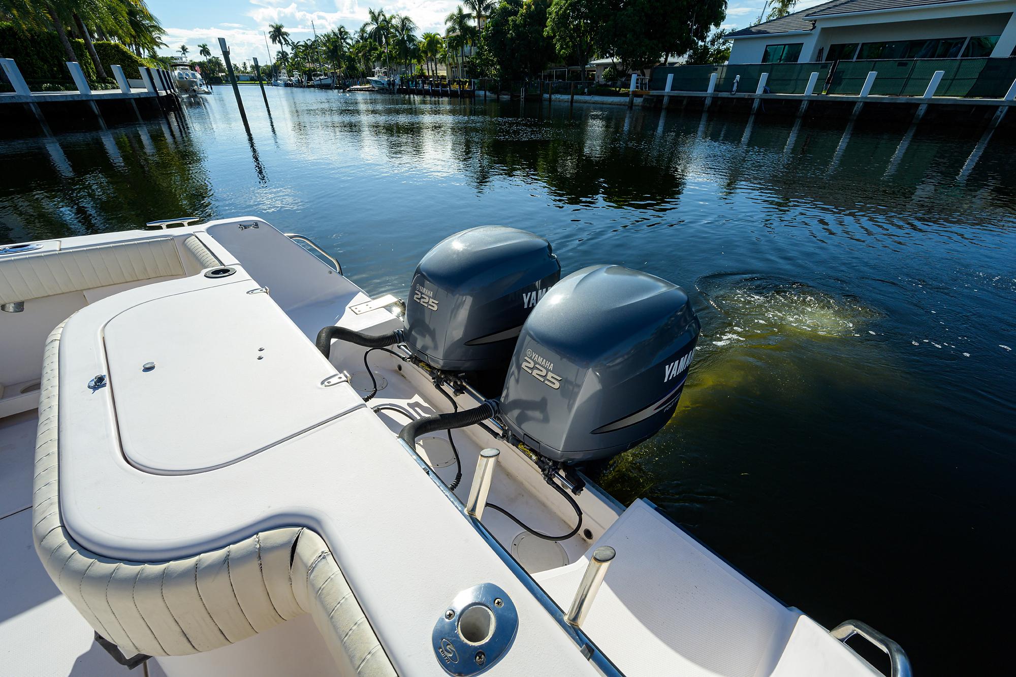 Grady-White 306 Bimini - Exterior portside engines on water