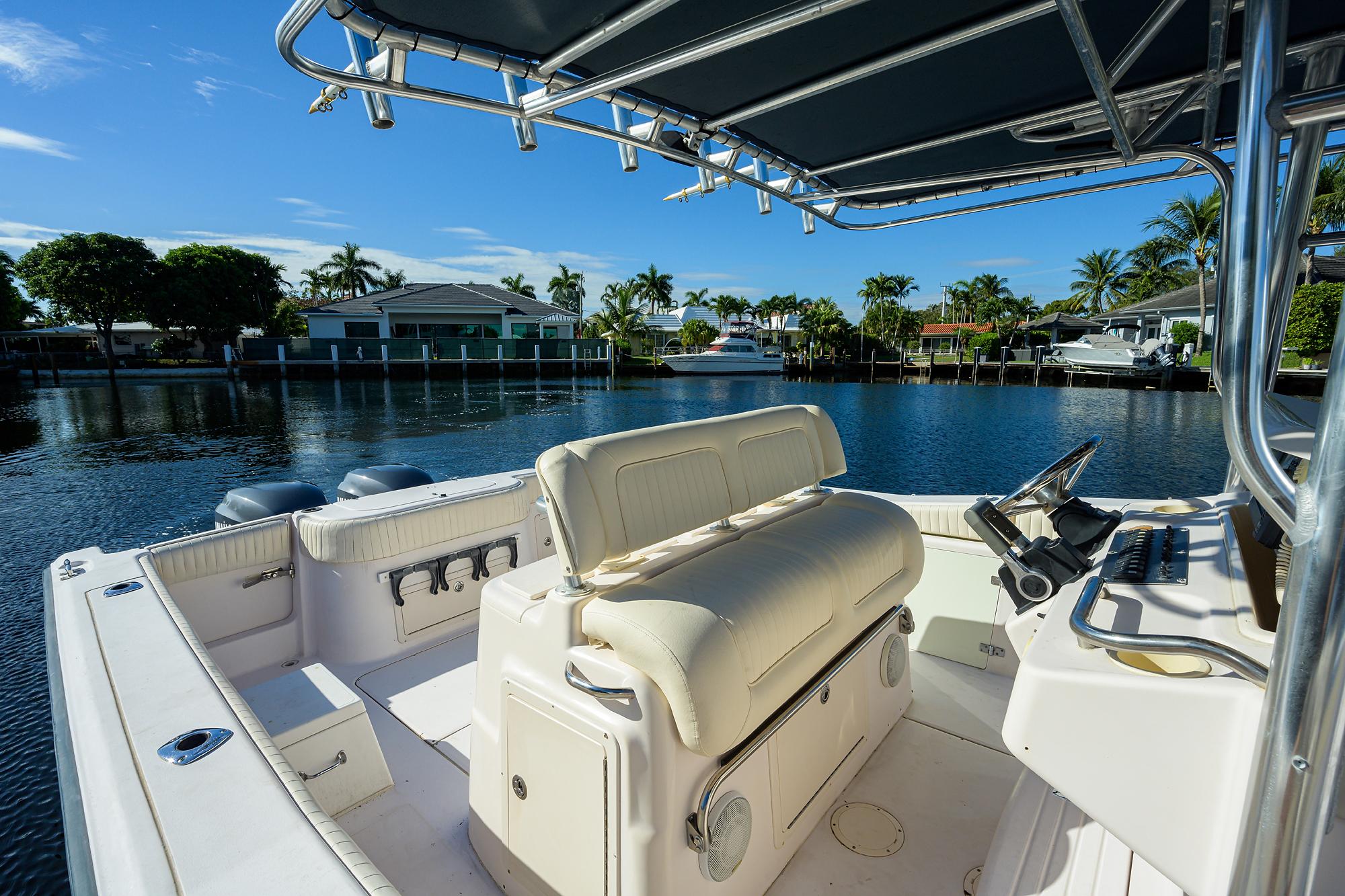Grady-White 306 Bimini - Exterior starboard helm seating on water