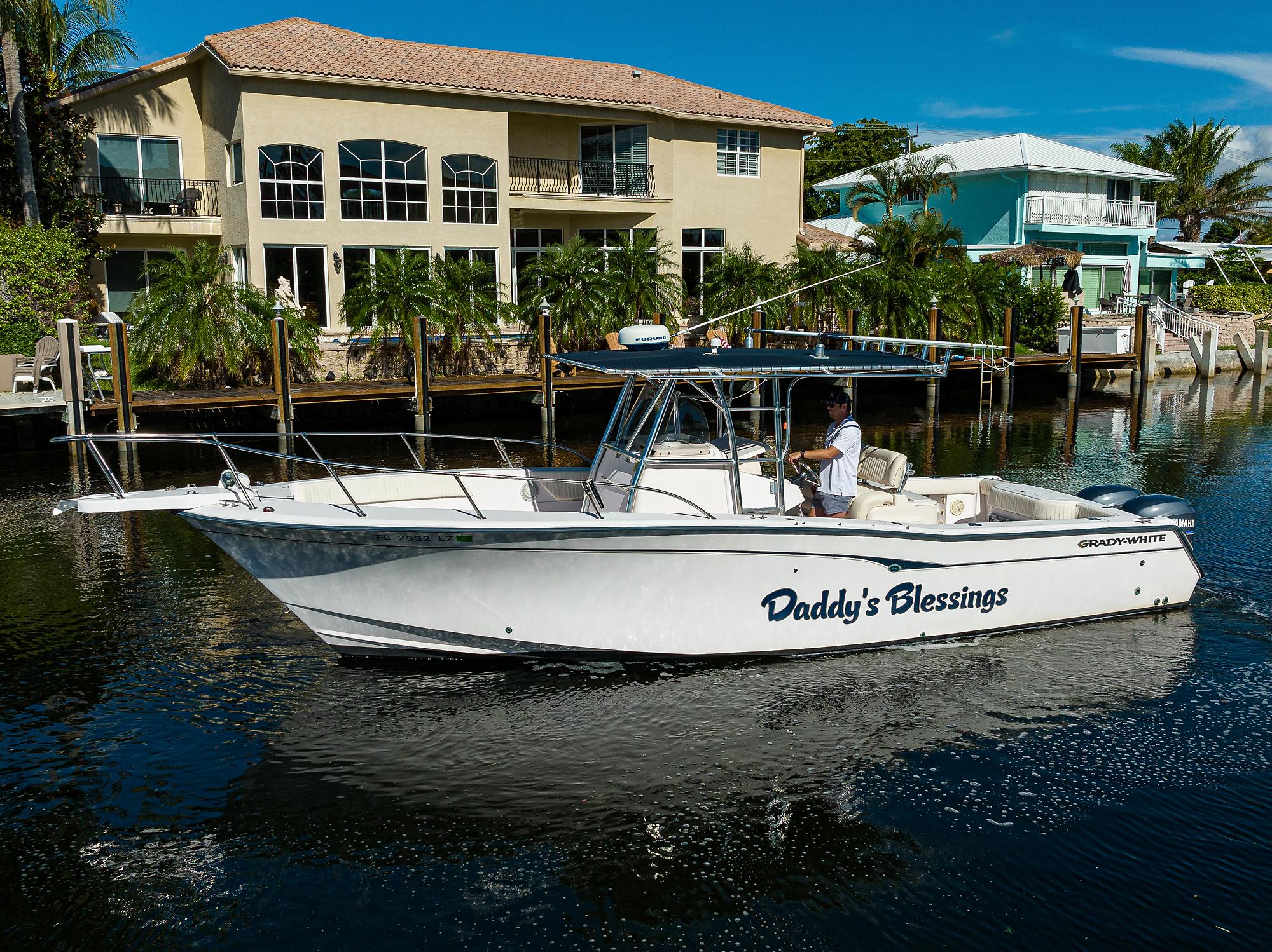 Grady-White 306 Bimini - Exterior starboard profile on water