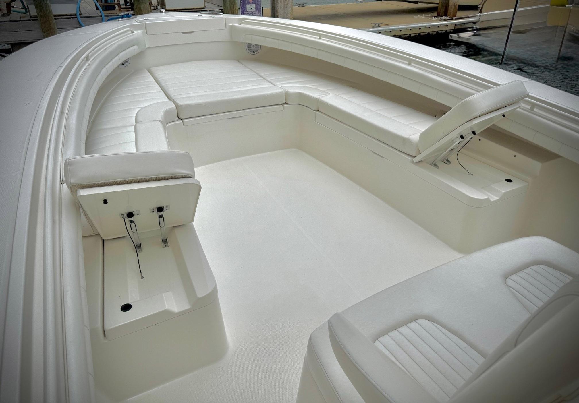 2018-regulator-34-center-console-power-9765975-20250421081535698-1_XLARGE