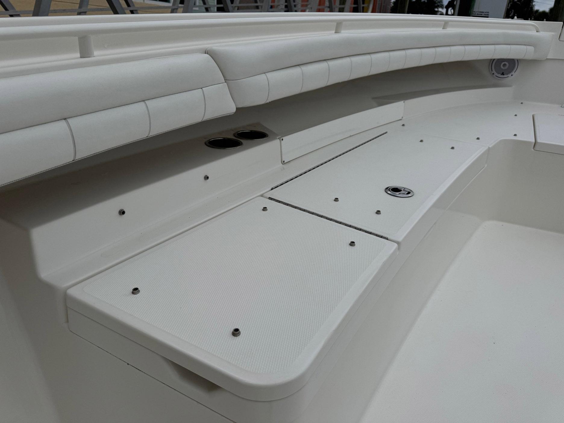 2018-regulator-34-center-console-power-9765975-20250421081543689-1_XLARGE