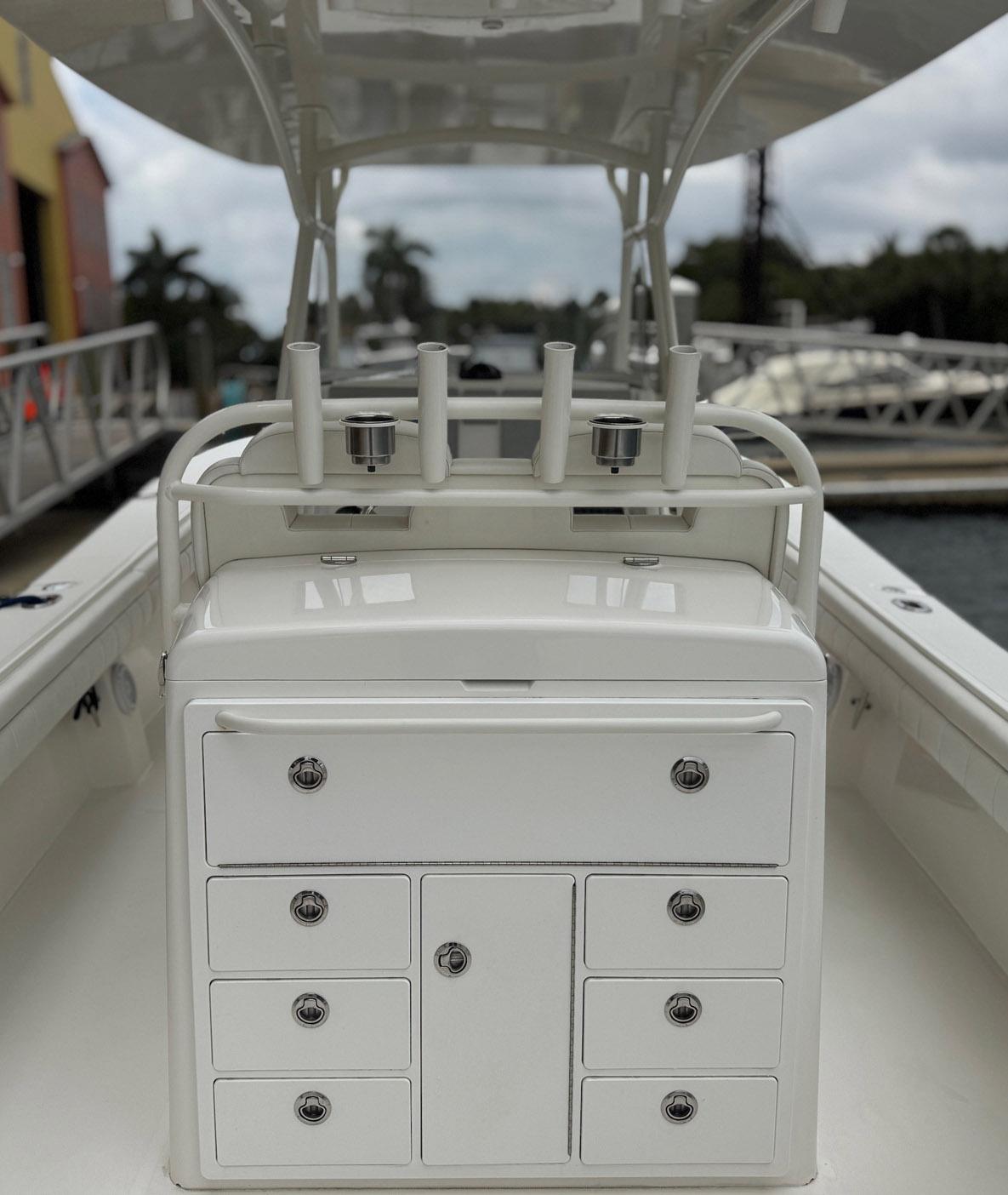 2018-regulator-34-center-console-power-9765975-20250421081554745-1_XLARGE