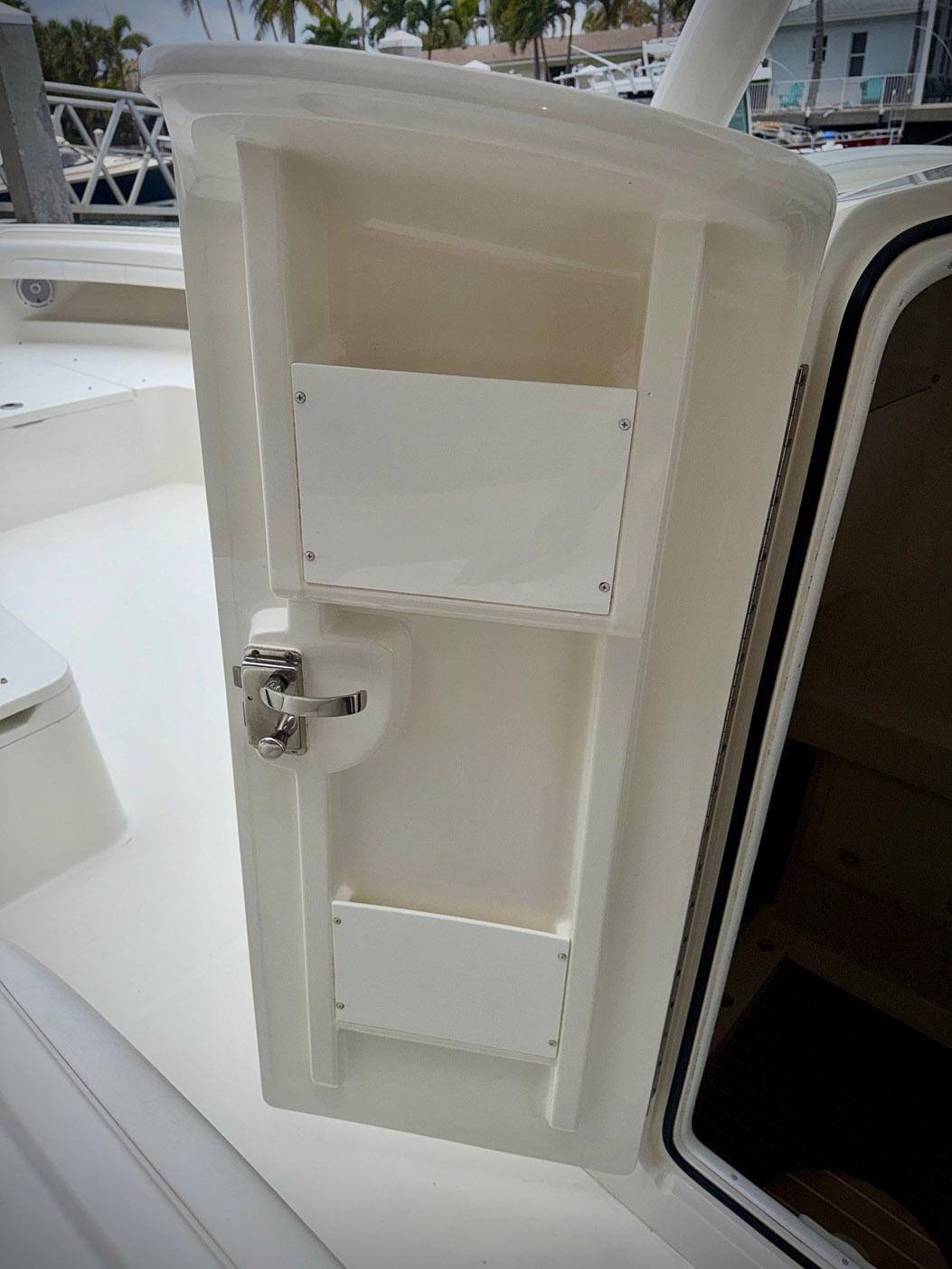 2018-regulator-34-center-console-power-9765975-20250421081558834-1_XLARGE