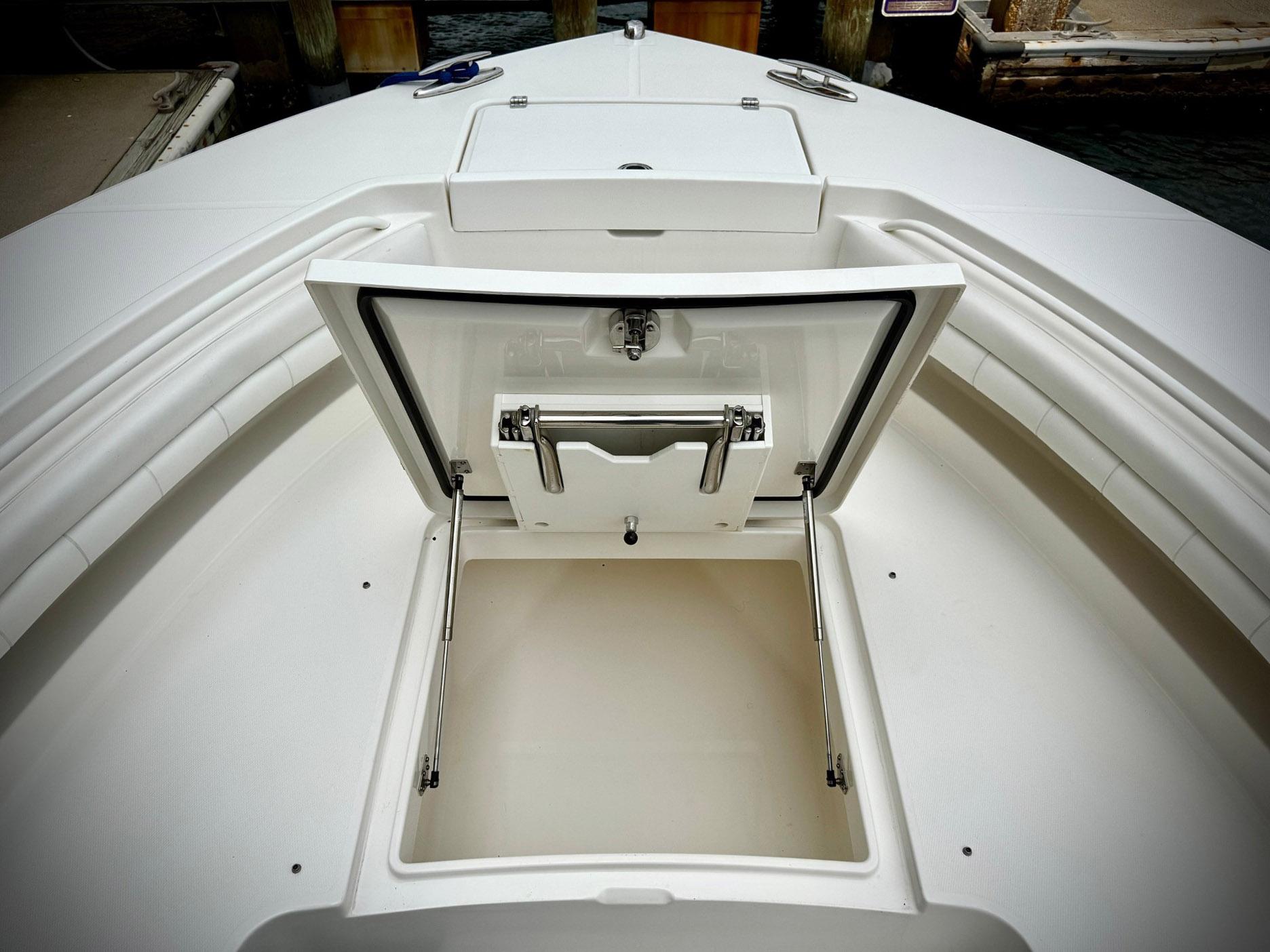 2018-regulator-34-center-console-power-9765975-20250421081559915-1_XLARGE