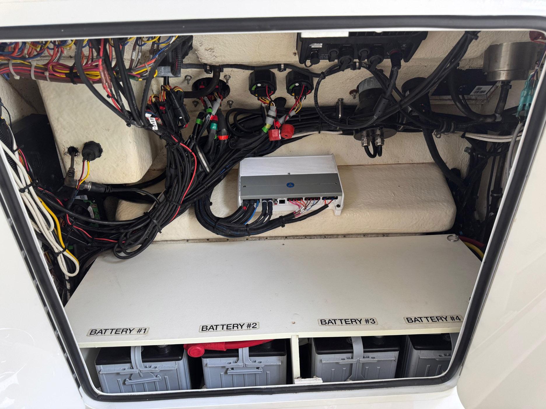 2018-regulator-34-center-console-power-9765975-20250421081607128-1_XLARGE