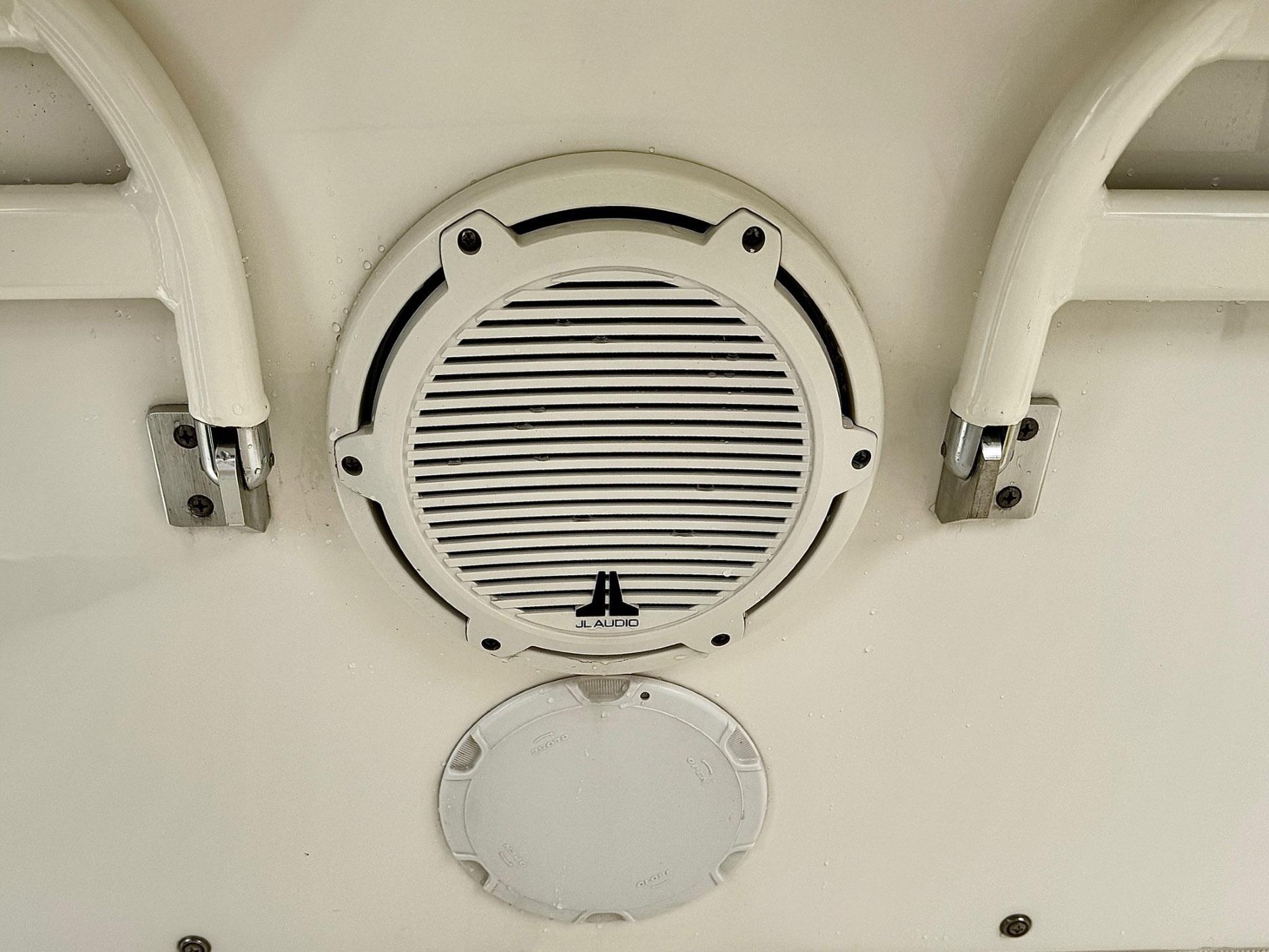 2018-regulator-34-center-console-power-9765975-20250421081615162-1_XLARGE