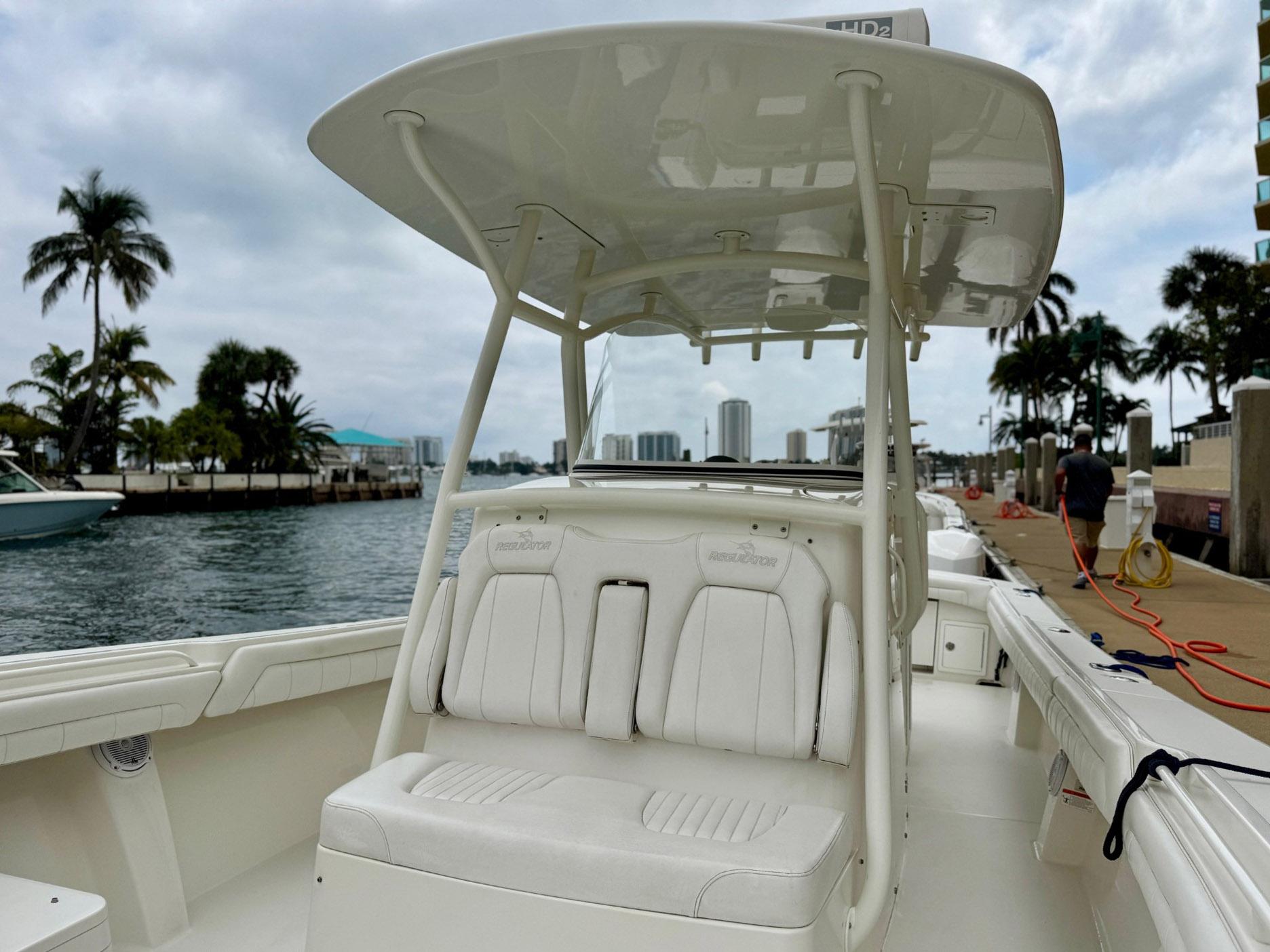2018-regulator-34-center-console-power-9765975-20250421081629341-1_XLARGE