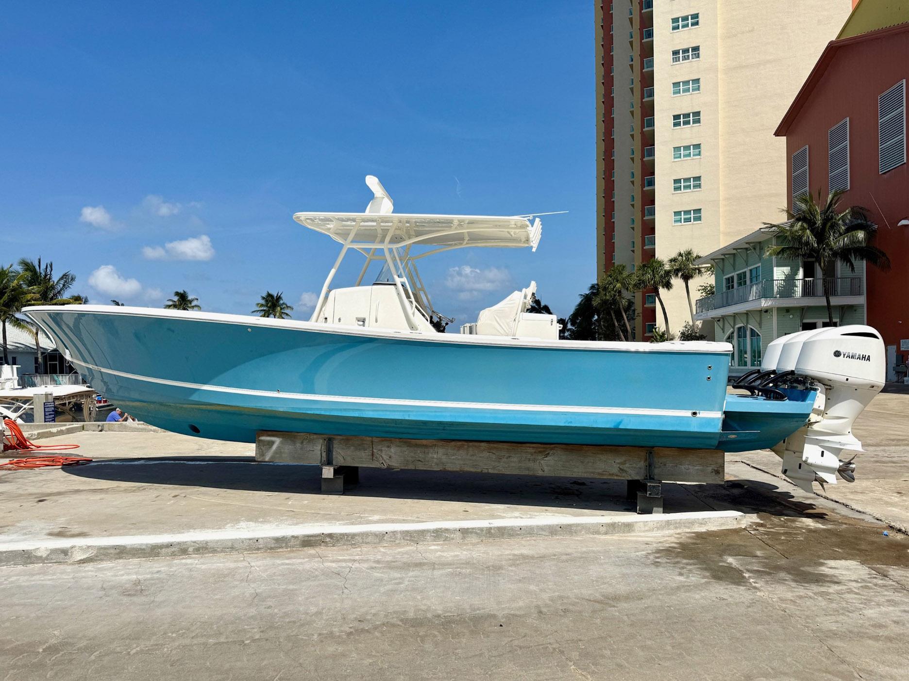 2018-regulator-34-center-console-power-9765975-20250424101301394-1_XLARGE