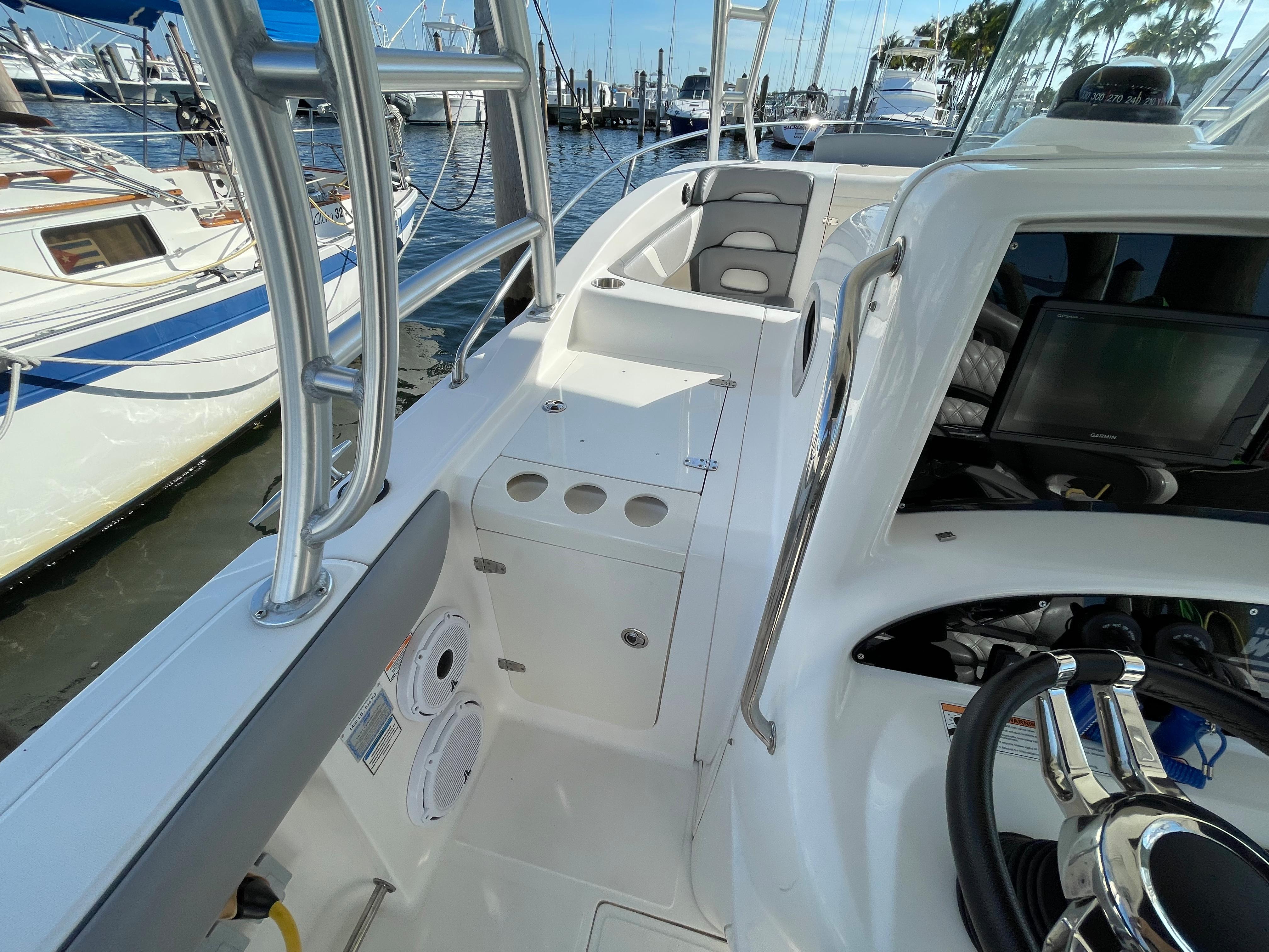 Boston Whaler 320 Outrage Cuddy Cabin 2007 | HMY Yachts