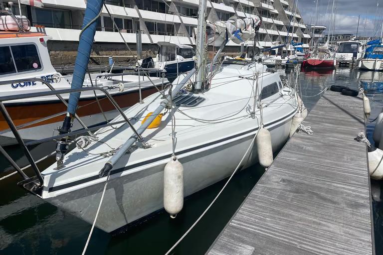 1992 Hunter 27 OOD sailboat docked at marina, surrounded by other boats.