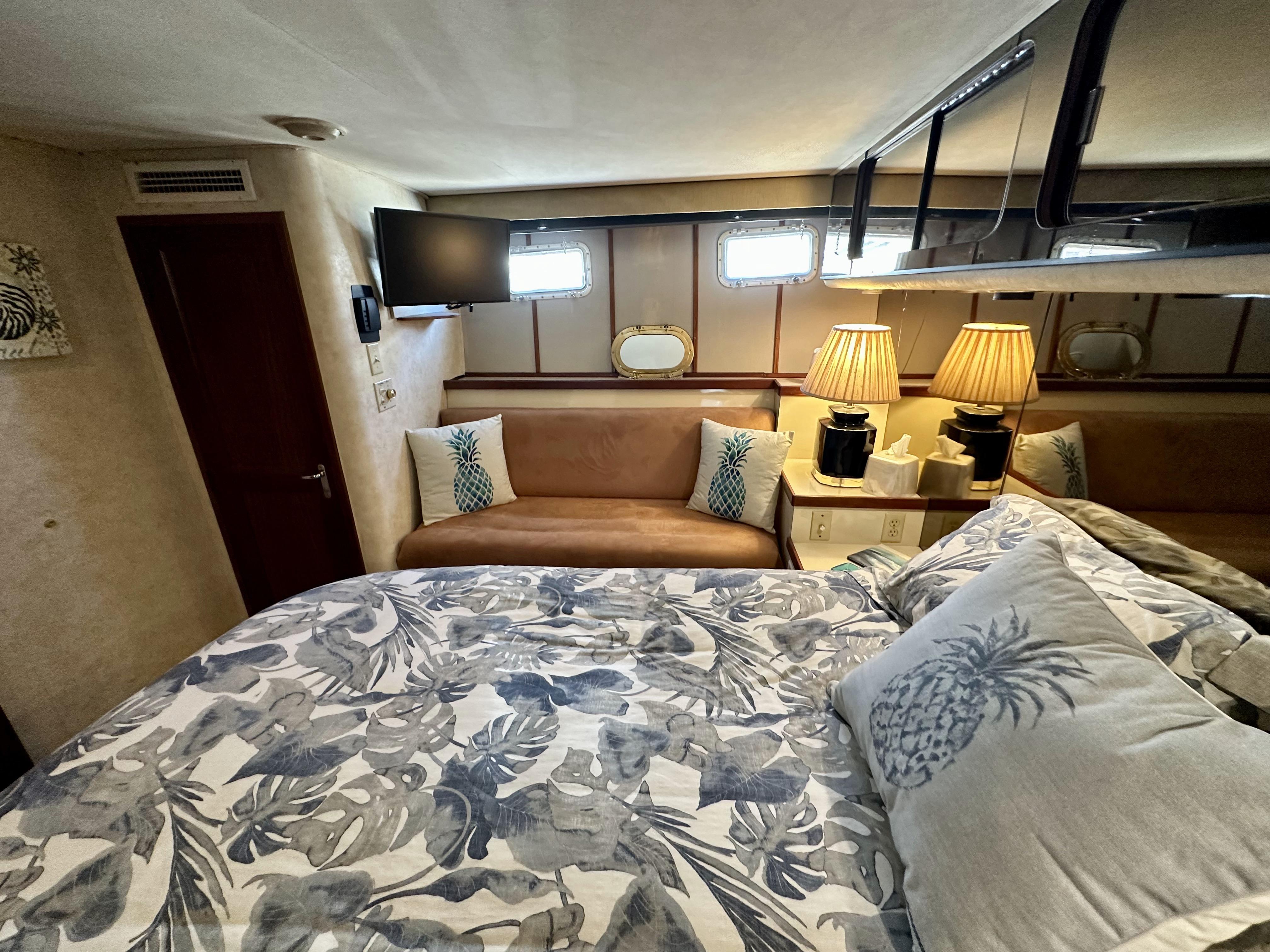 Hatteras 70 Conundrum - VIP Stateroom, Queen Walkaround Berth, Seating