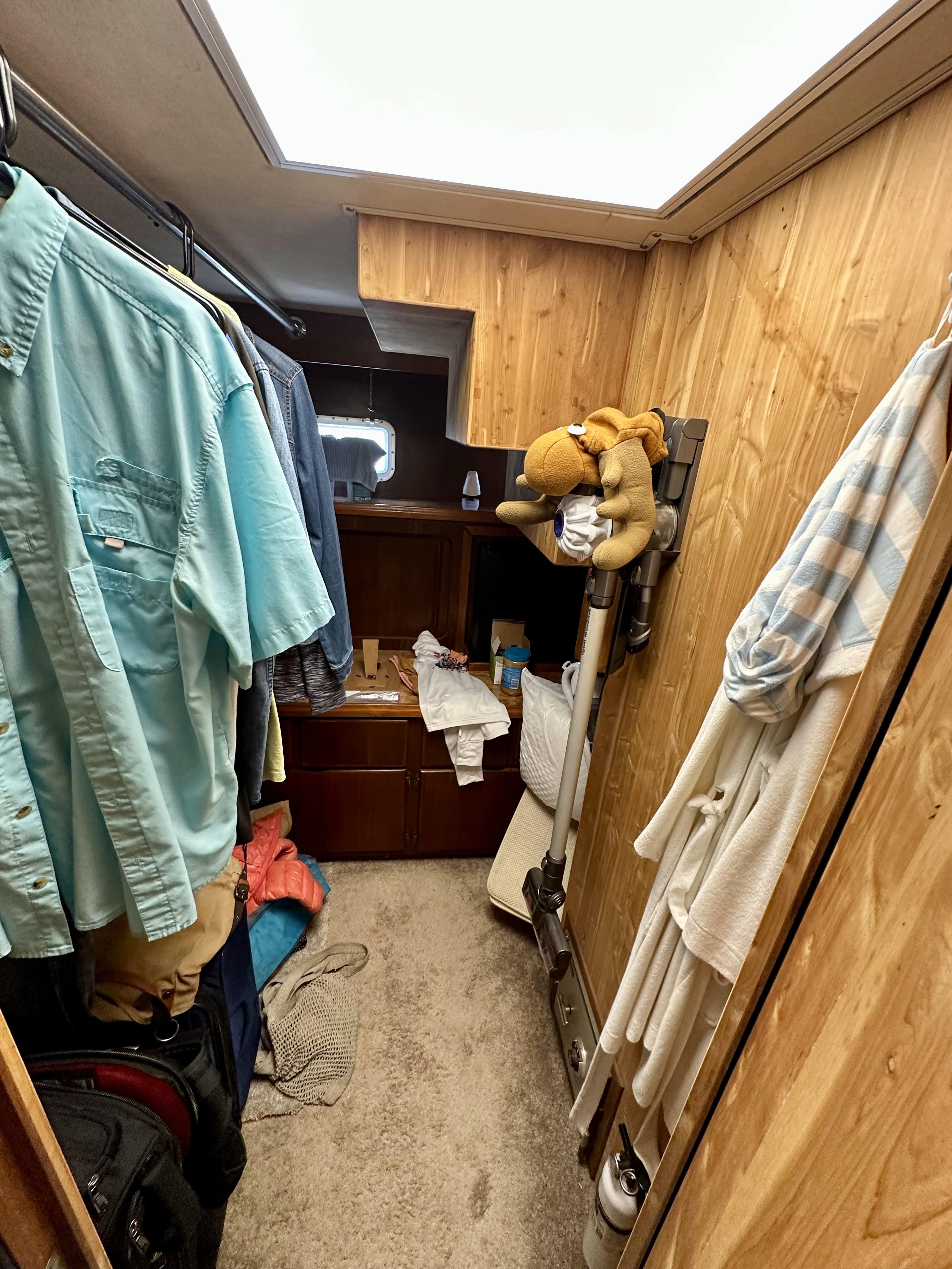 Hatteras 70 Conundrum - Master Stateroom, Walkin Closet