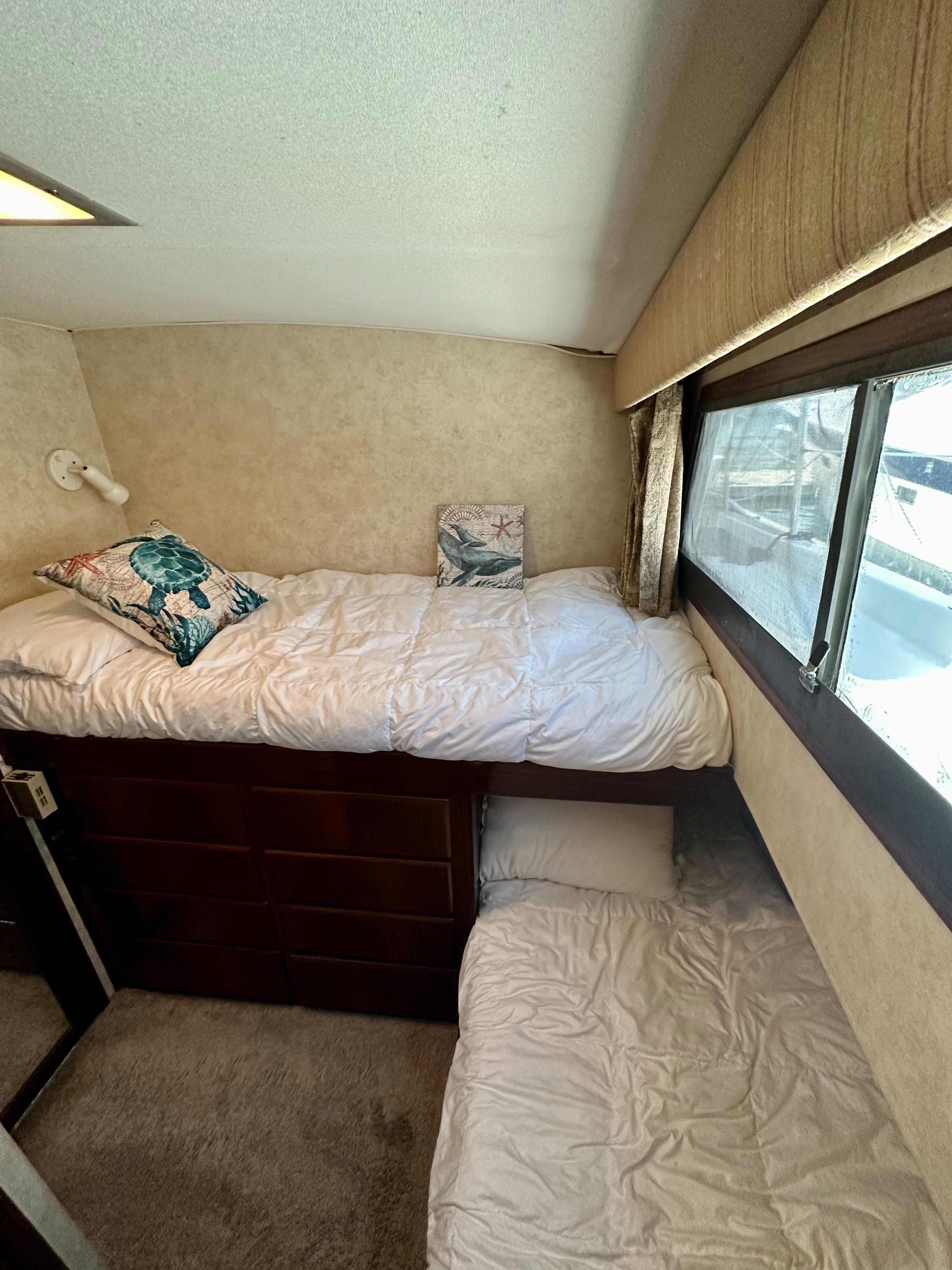 Hatteras 70 Conundrum - Guest Stateroom, Crisscross Berths