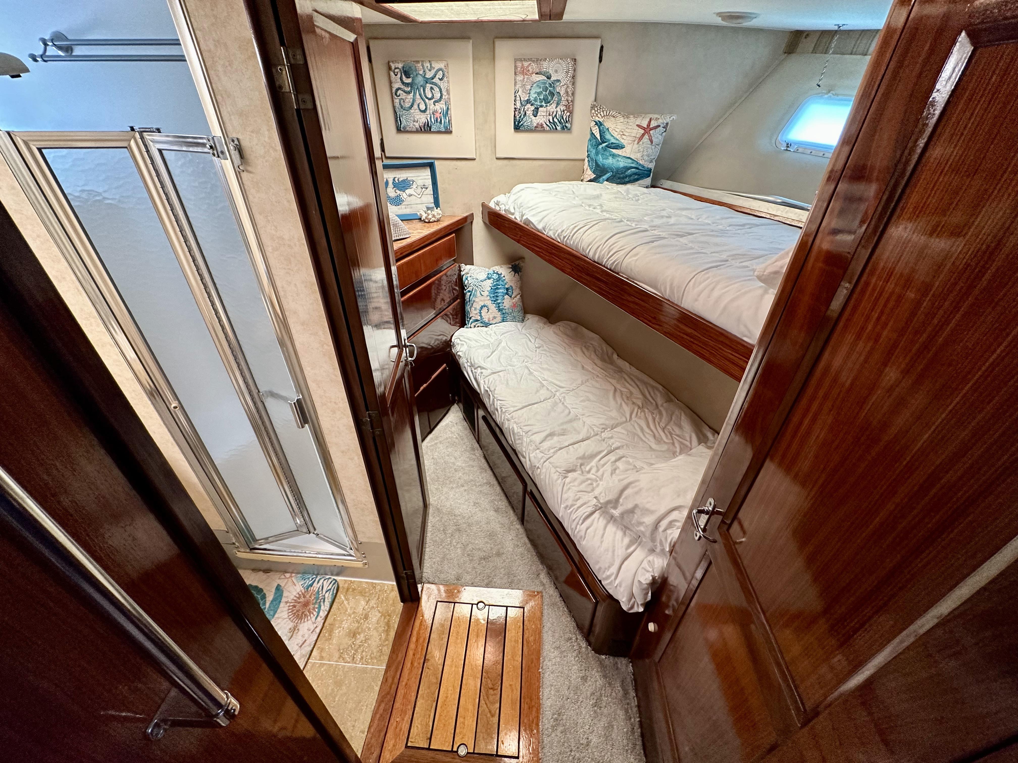 Hatteras 70 Conundrum - Guest Stateroom, Over Under Berths