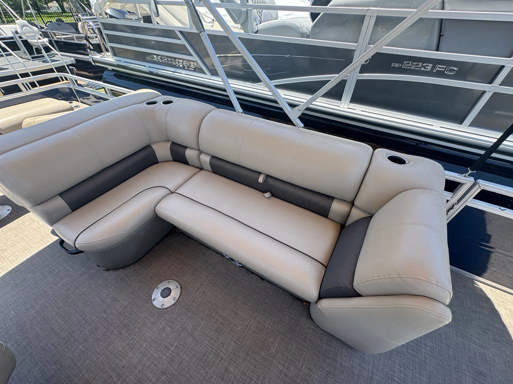 2024 Sun tracker Fishin' Barge 22 DLX-6