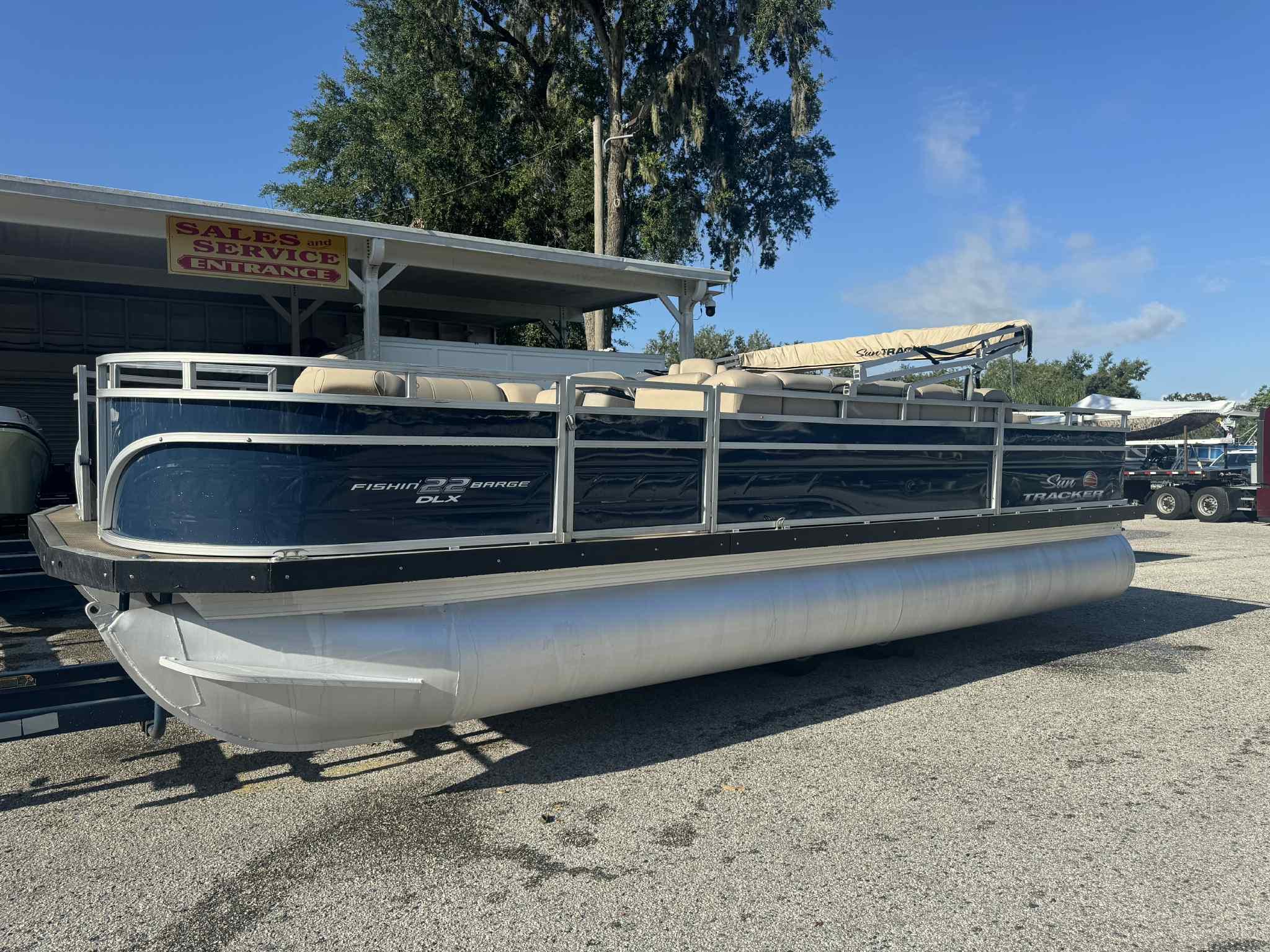 2024 Sun tracker Fishin' Barge 22 DLX-2