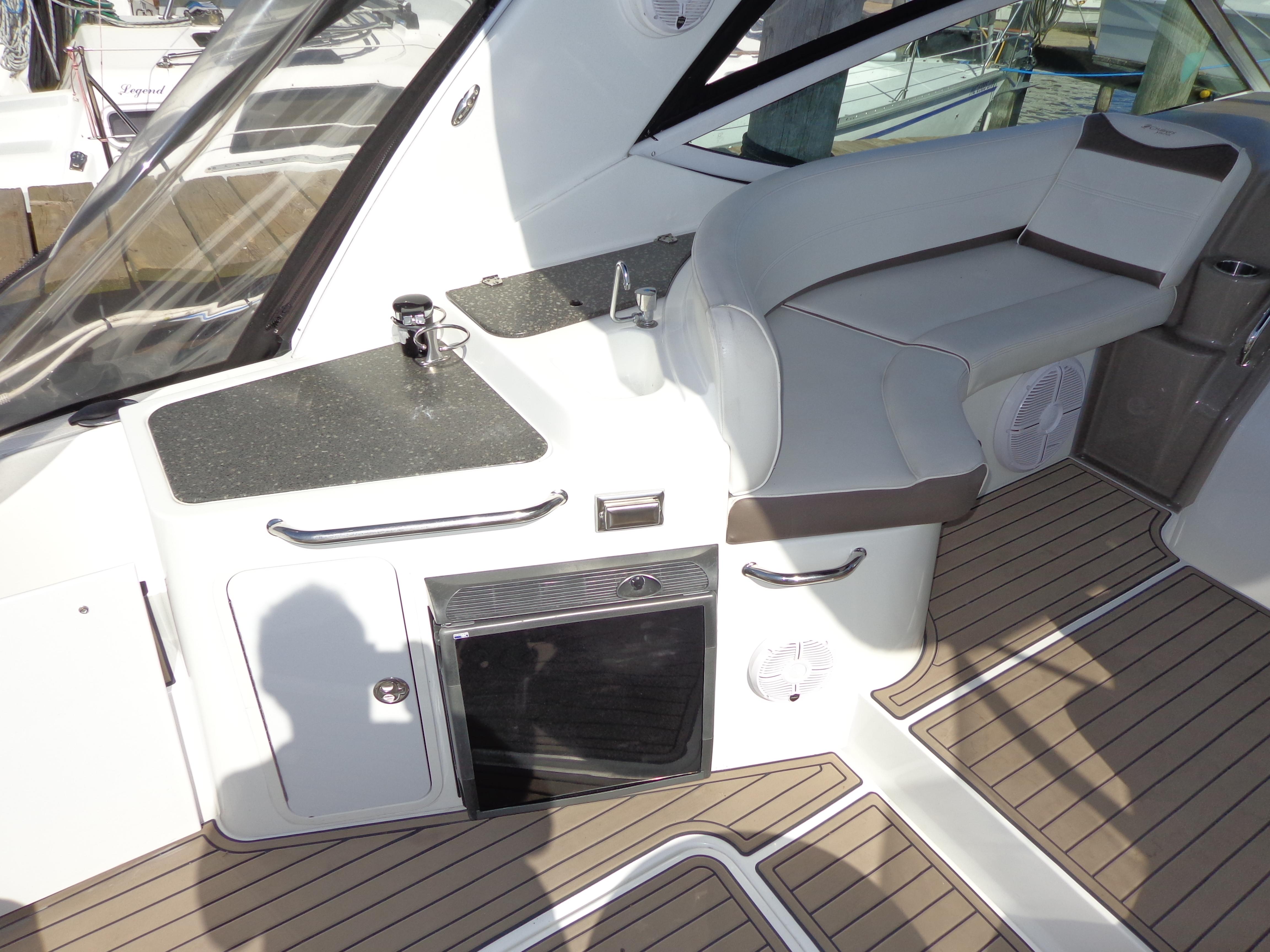 2008-cruisers-yachts-330-express-power-9790622-20250512084045409-1_XLARGE