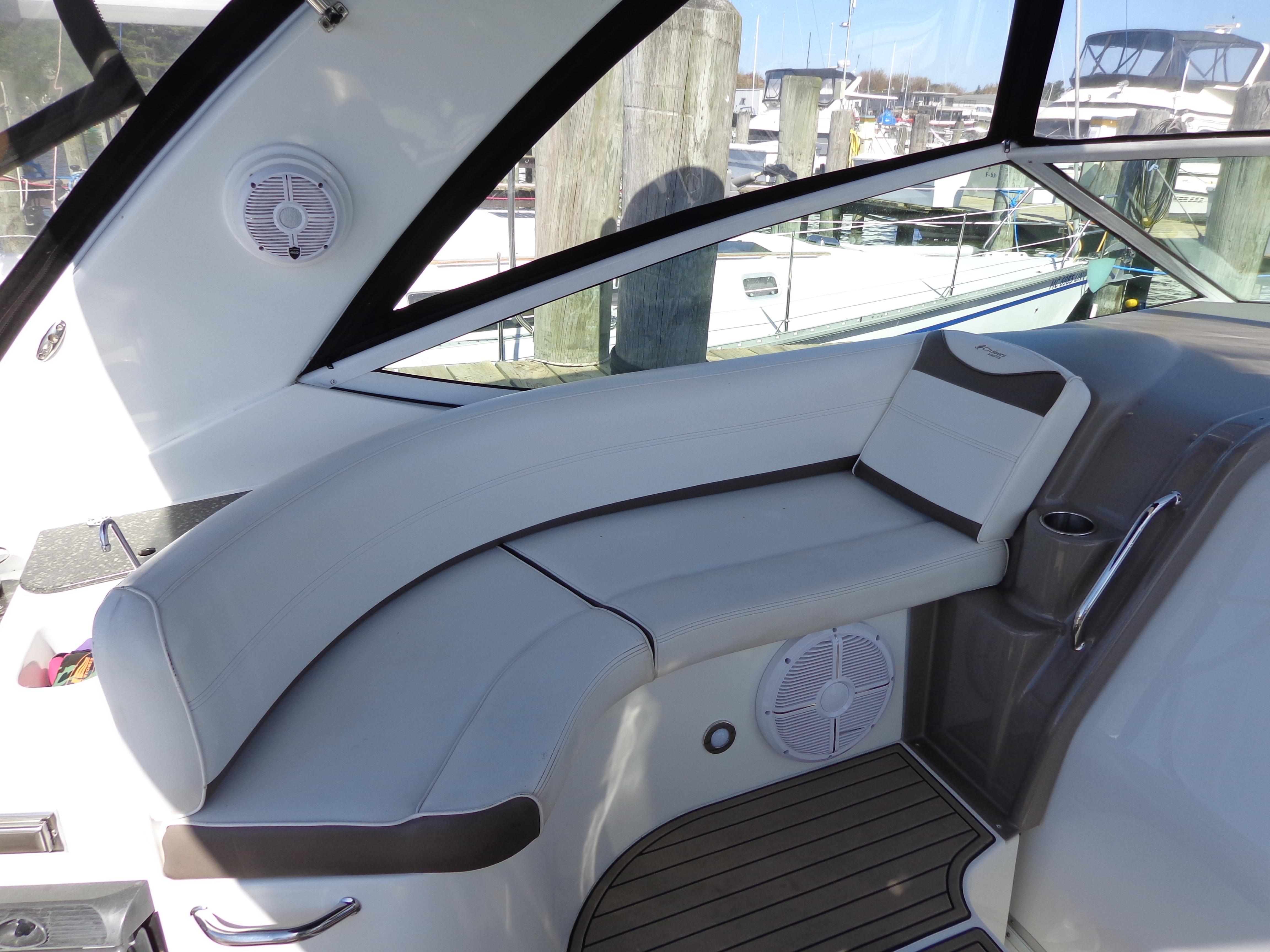 2008-cruisers-yachts-330-express-power-9790622-20250512084052367-1_XLARGE