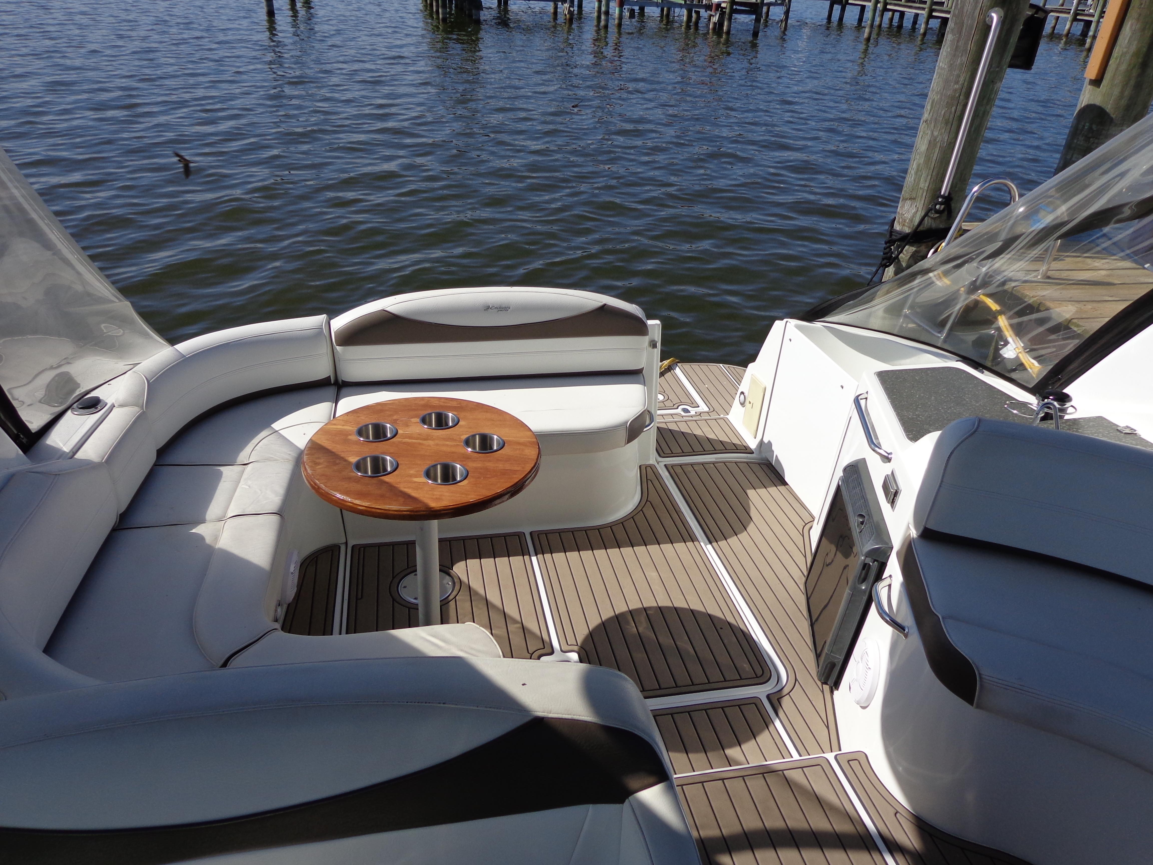 2008-cruisers-yachts-330-express-power-9790622-20250512084116441-1_XLARGE
