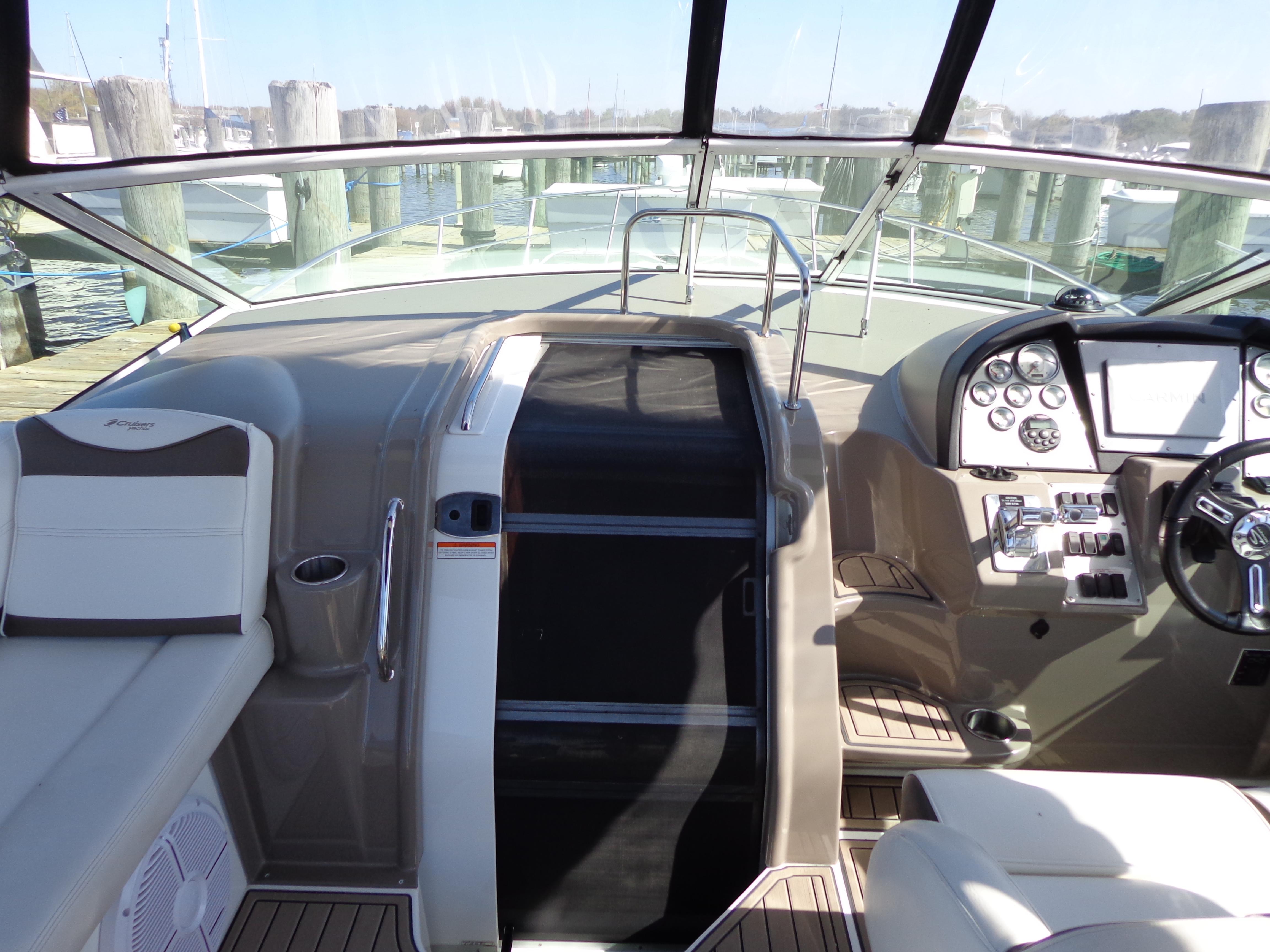 2008-cruisers-yachts-330-express-power-9790622-20250512084137380-1_XLARGE