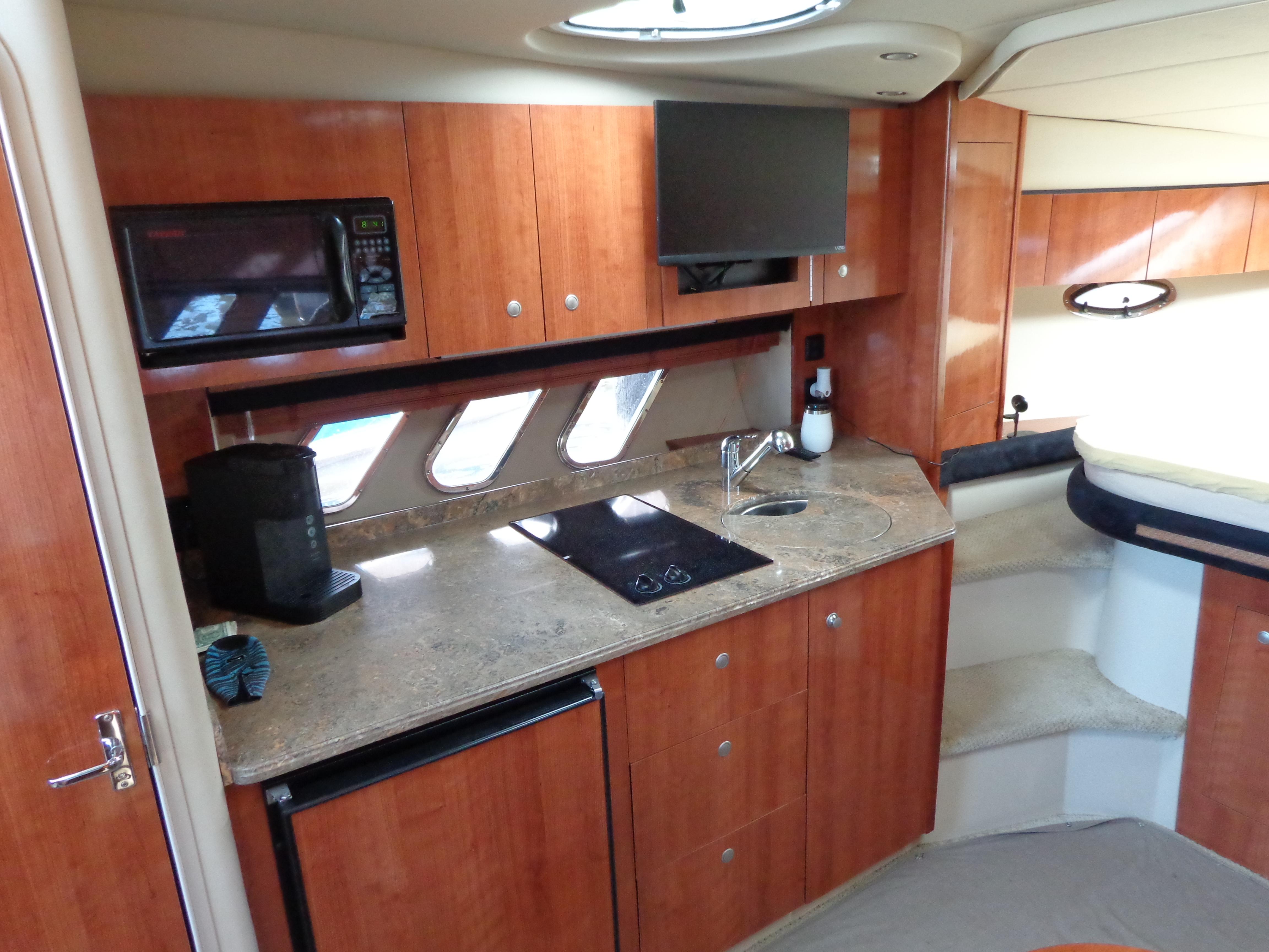 2008-cruisers-yachts-330-express-power-9790622-20250512084158429-1_XLARGE