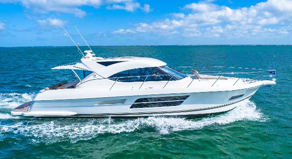 2016 Riviera 5000 Sport Yacht