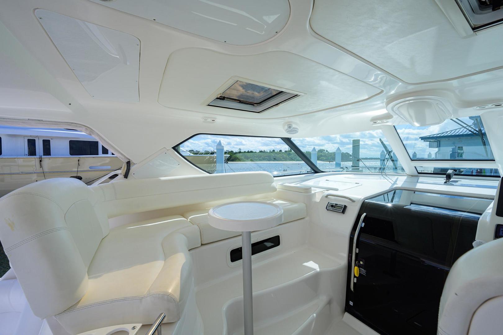 Tiara 43  Perfect Union II - Aft table and seating