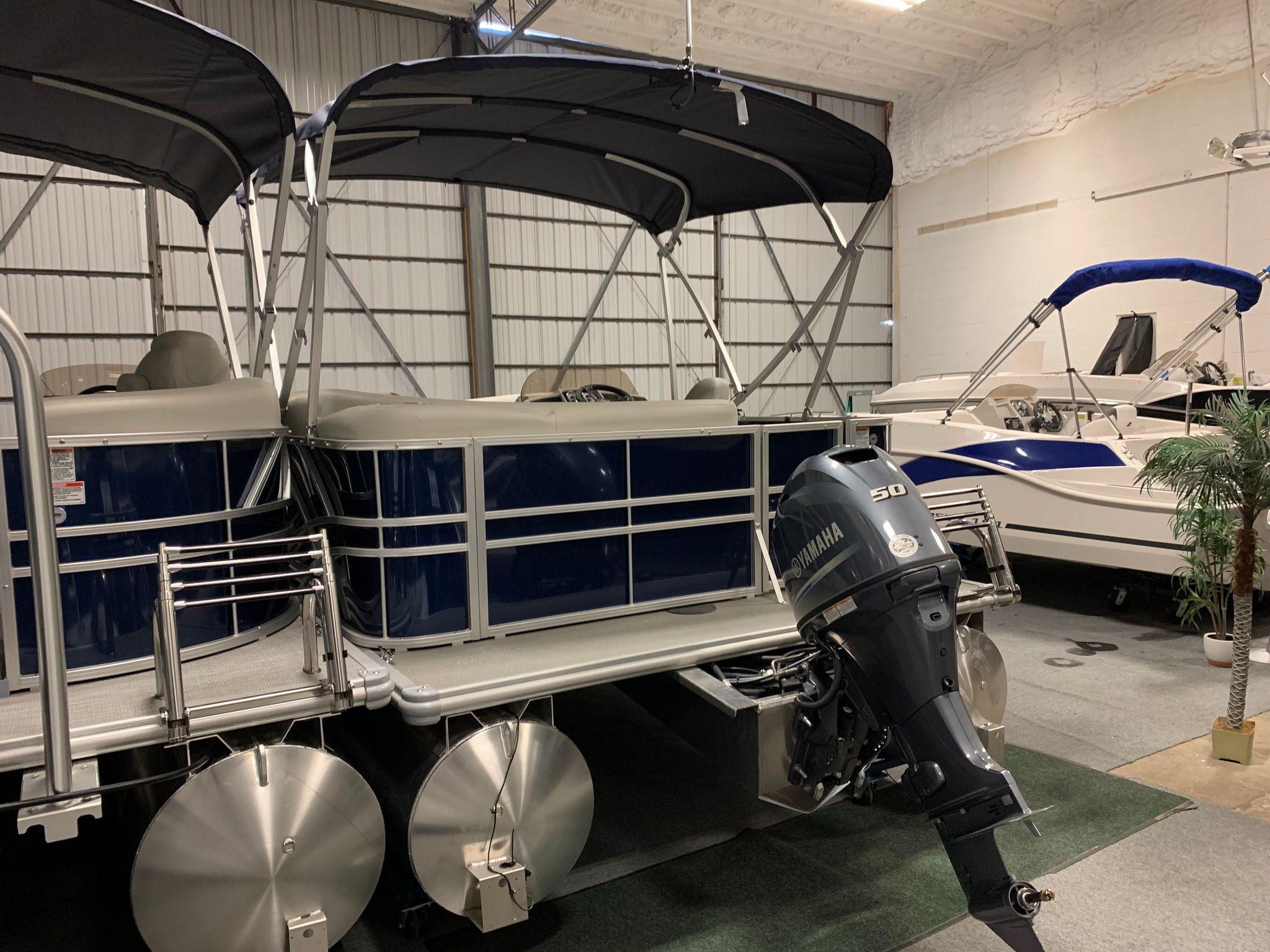 2026 Sylvan Mirage 818 Cruise 4