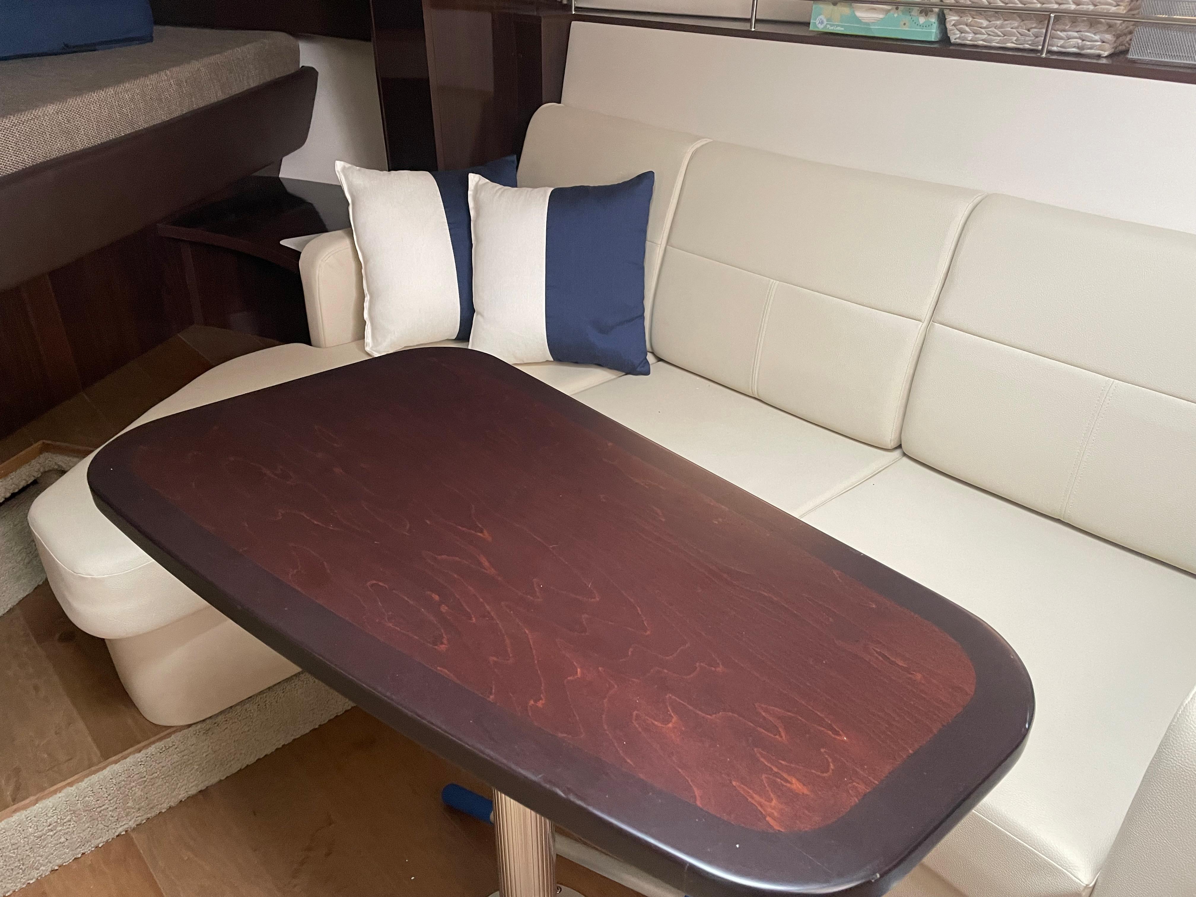 35 ft Sea Ray 350 Sundancer Coupe Dinette