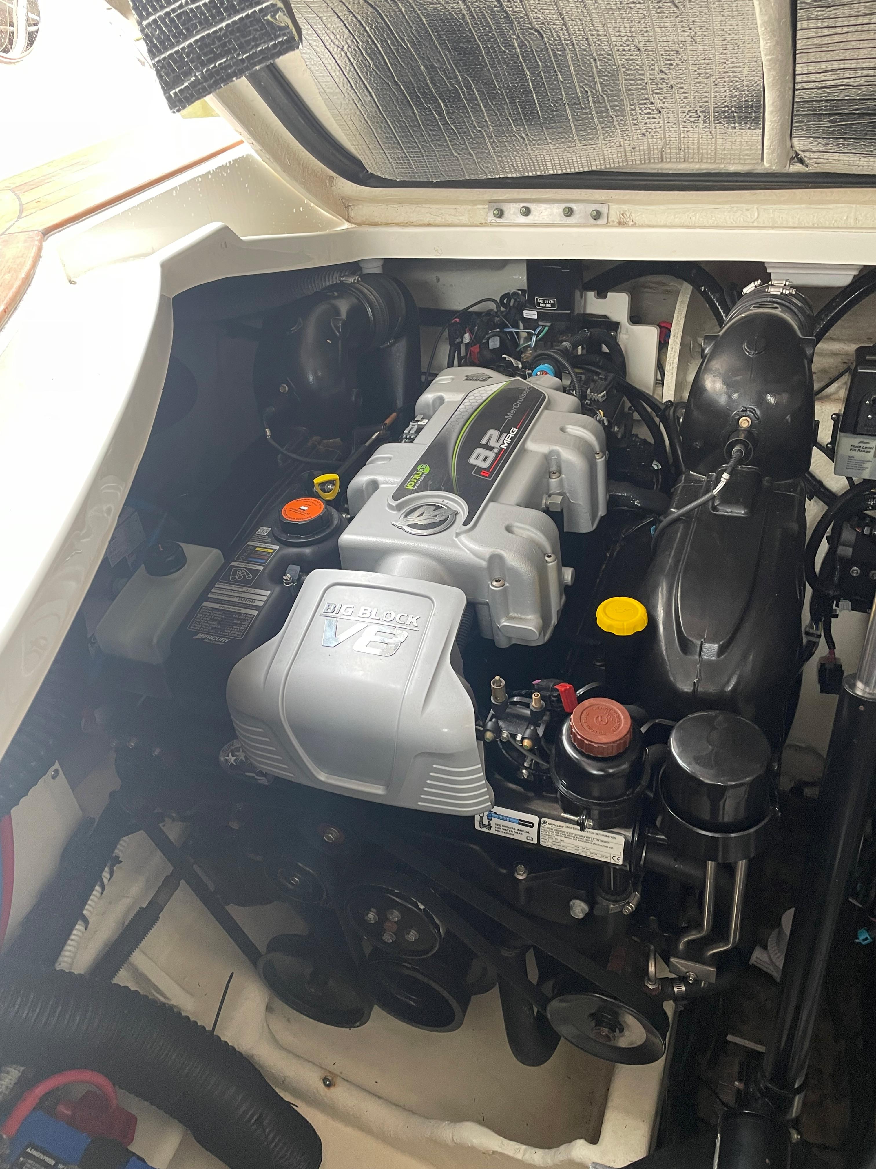 35 ft Sea Ray 350 Sundancer Coupe Engine starboard