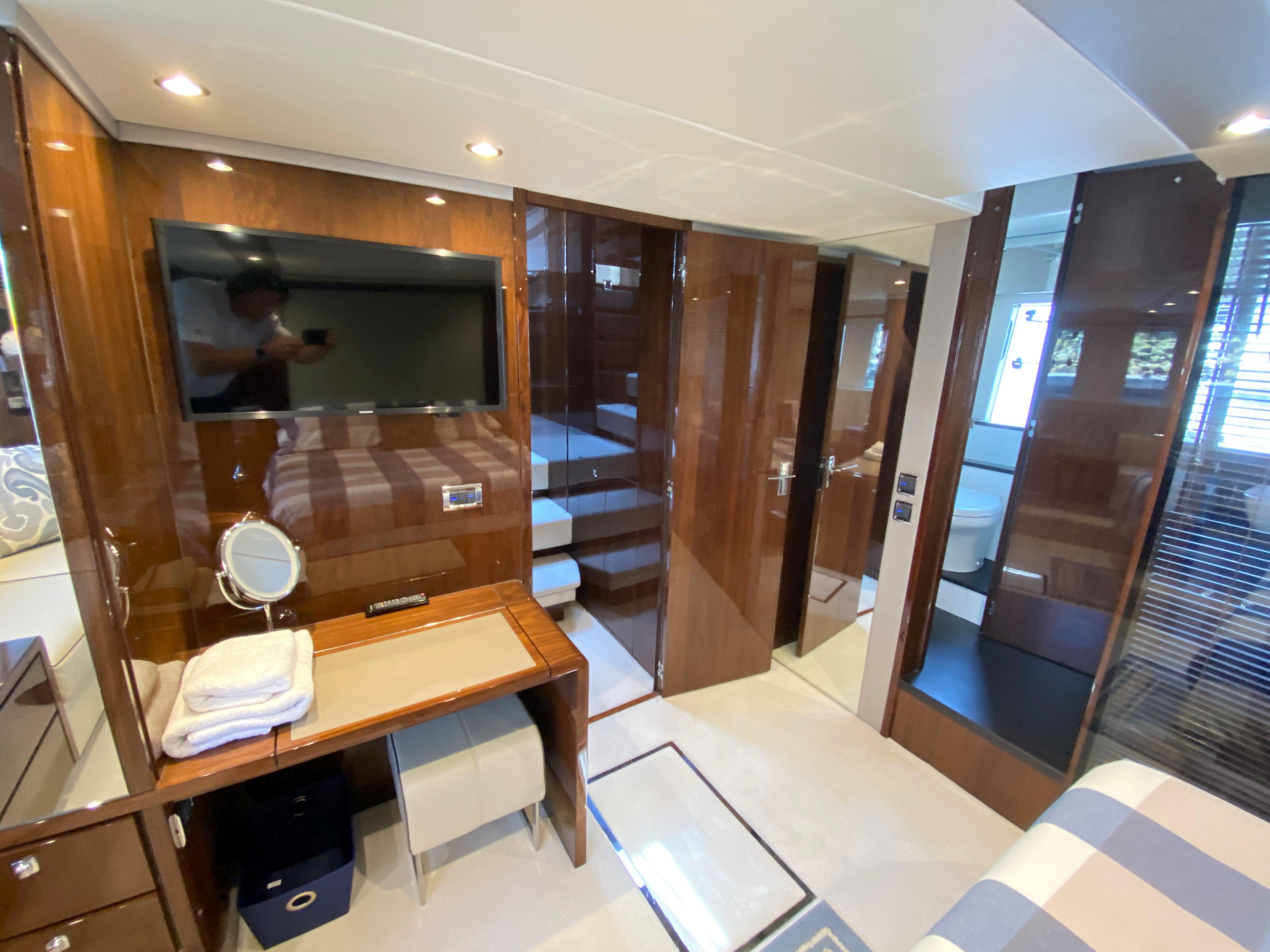 Lady S Yacht Photos Pics 31_2017 Fairline 65 Squadron_Interior 18