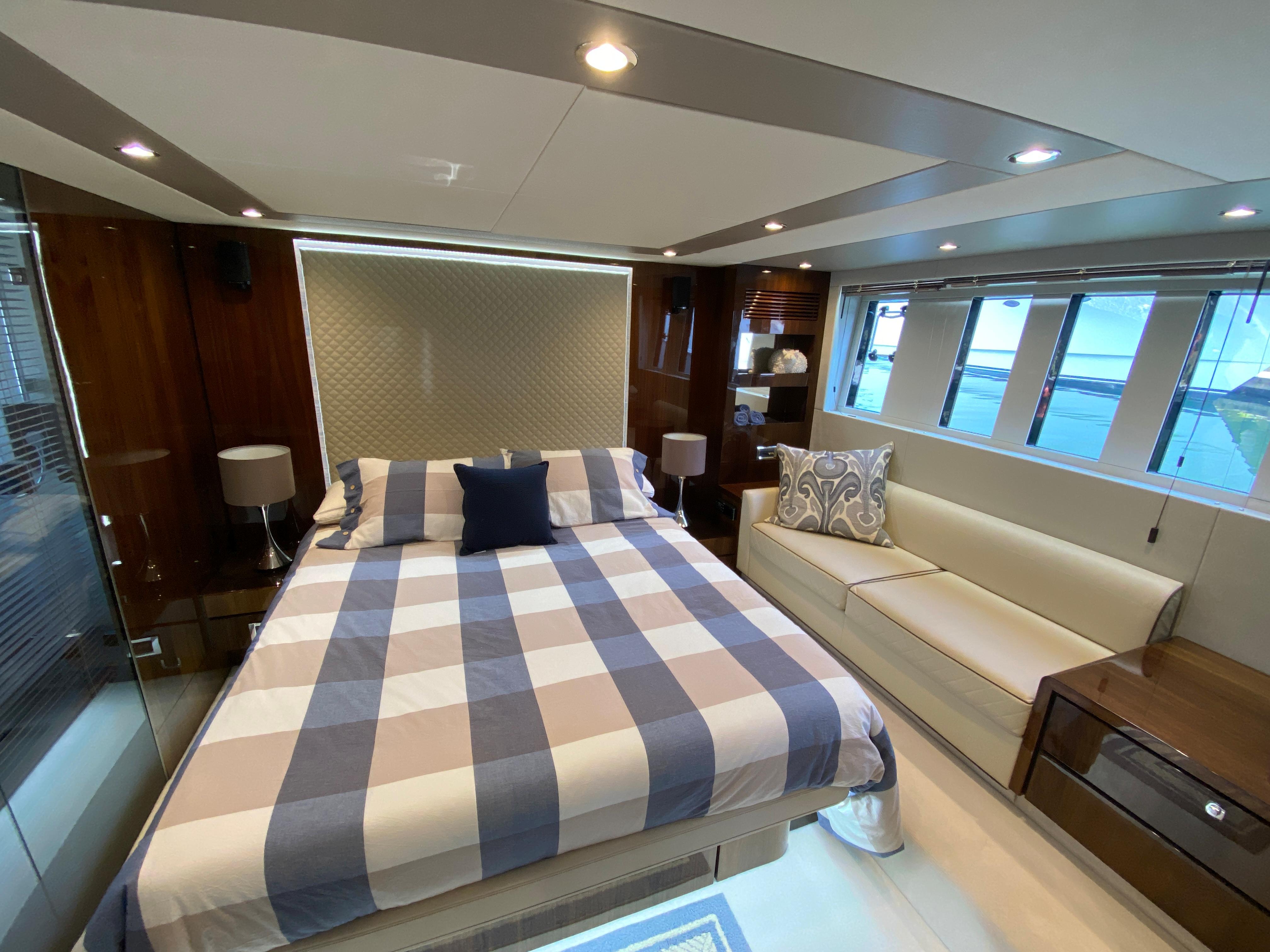 Lady S Yacht Photos Pics 32_2017 Fairline 65 Squadron_Interior 19