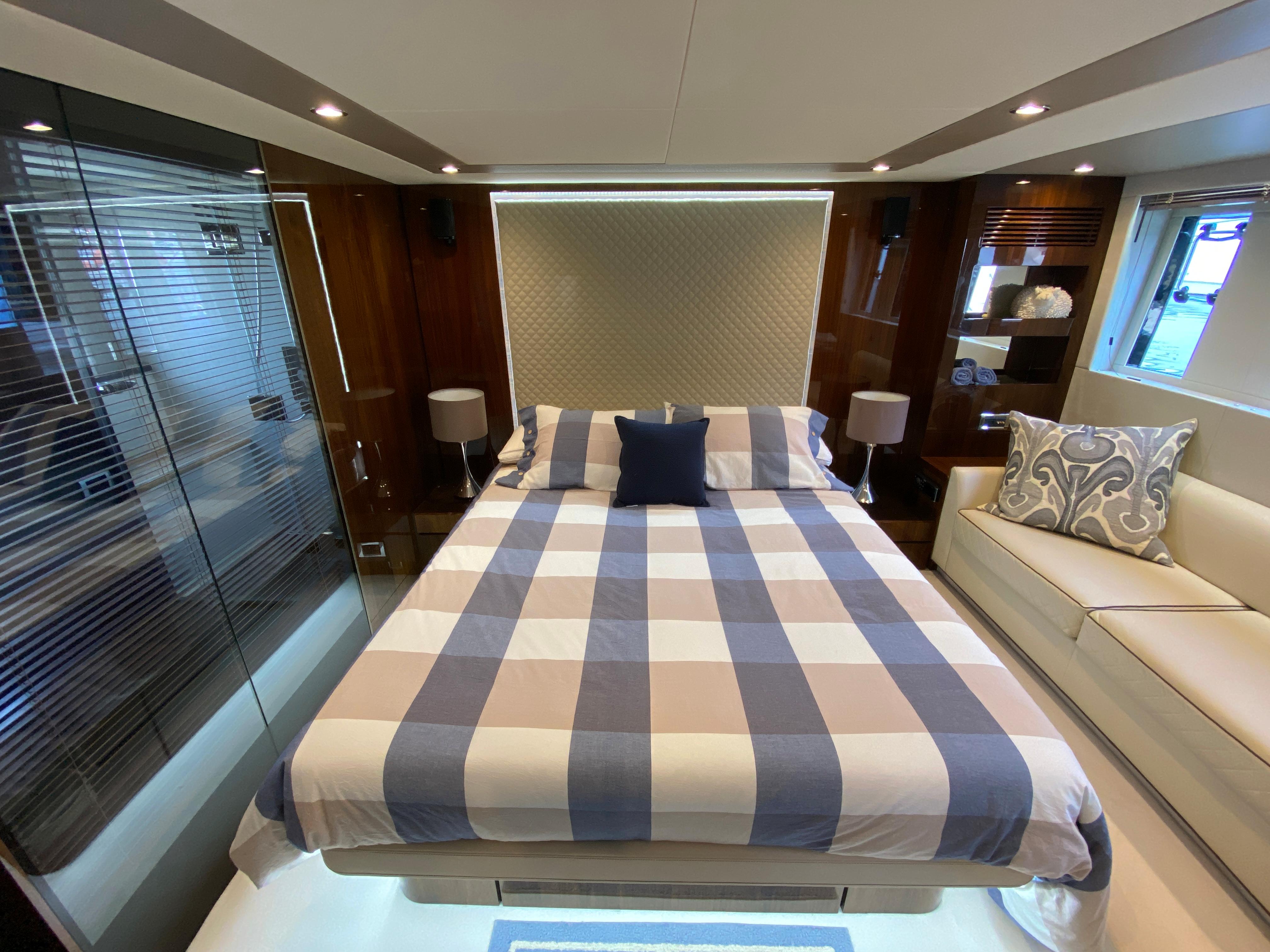 Lady S Yacht Photos Pics 33_2017 Fairline 65 Squadron_Interior 20