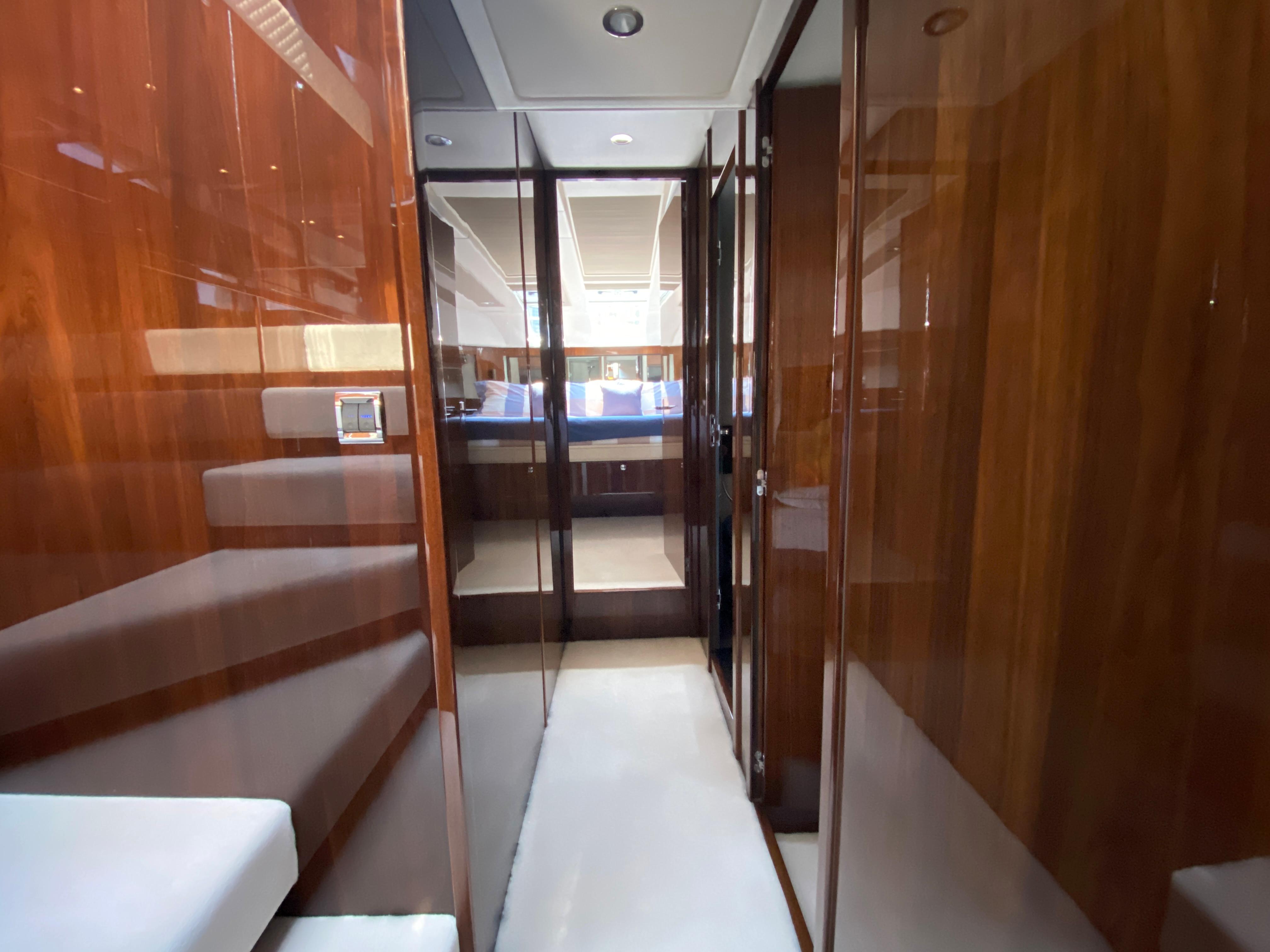 Lady S Yacht Photos Pics 36_2017 Fairline 65 Squadron_Interior 23