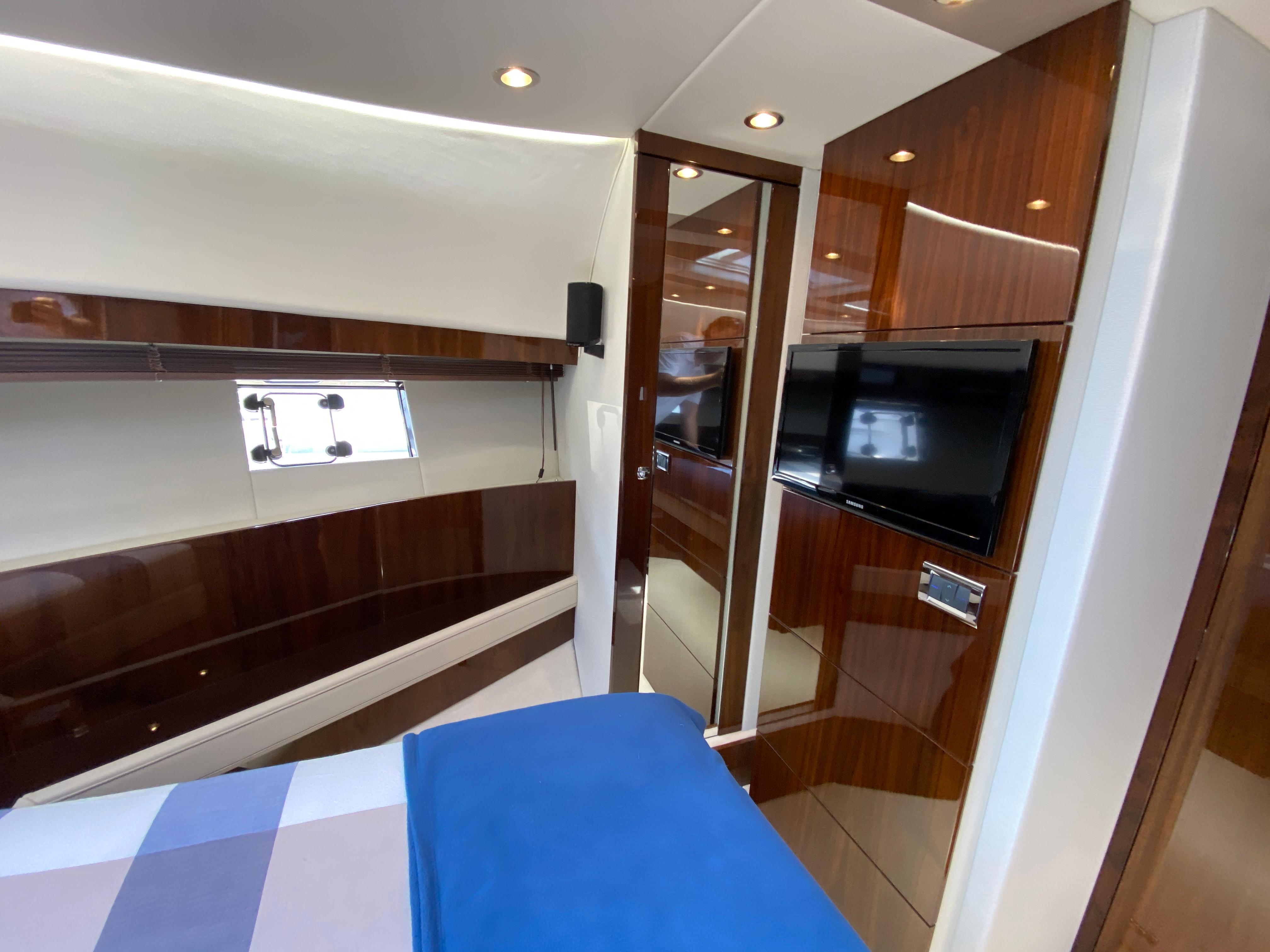 Lady S Yacht Photos Pics 42_2017 Fairline 65 Squadron_Interior 29