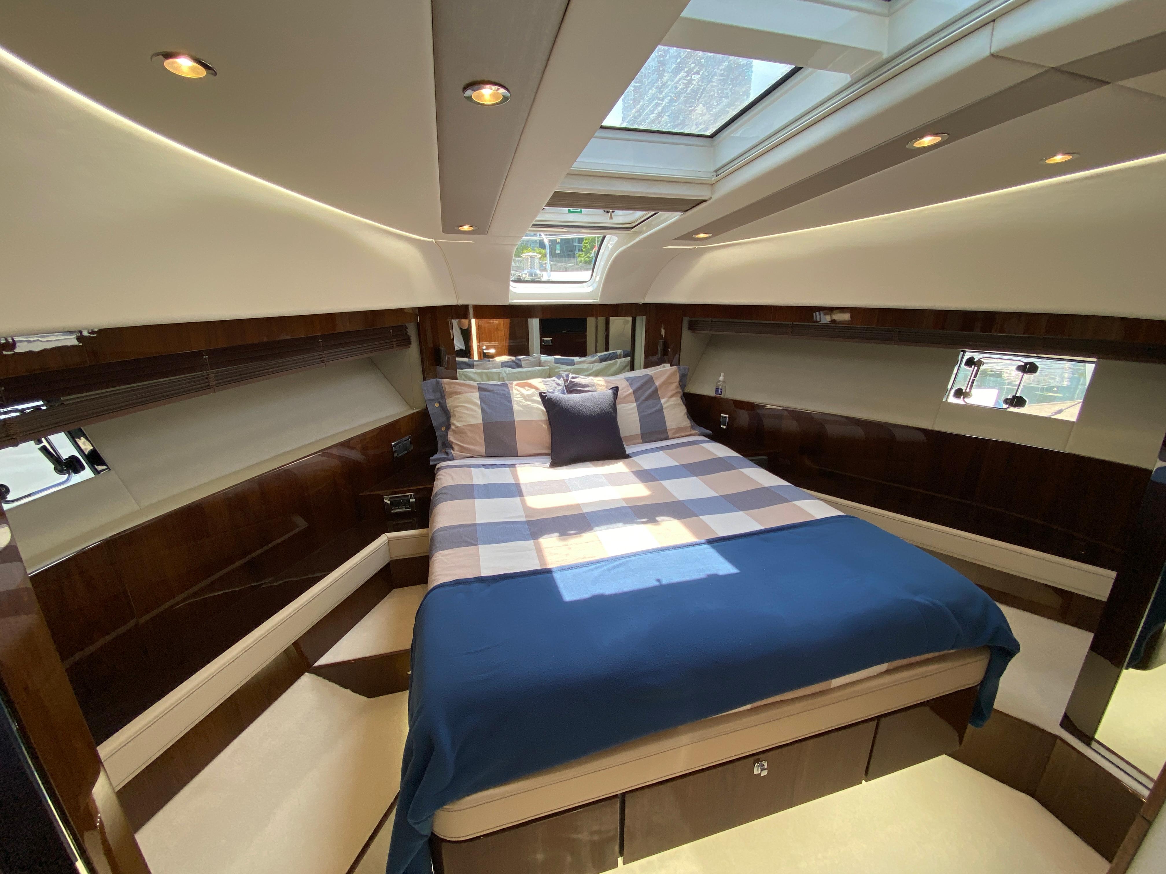 Lady S Yacht Photos Pics 44_2017 Fairline 65 Squadron_Interior 31