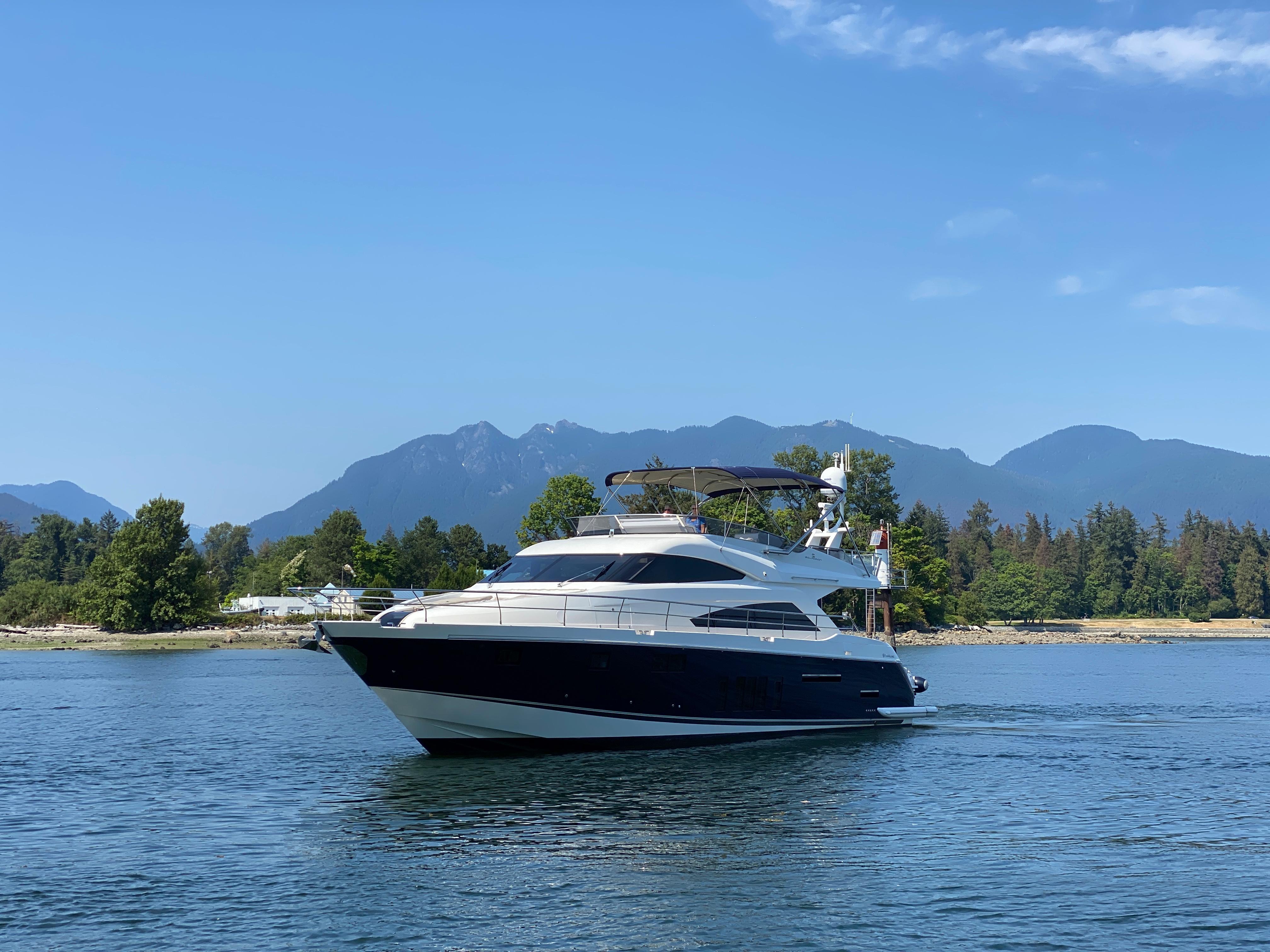 Lady S Yacht Photos Pics 02_2017 Fairline 65 Squadron_Exterior 2