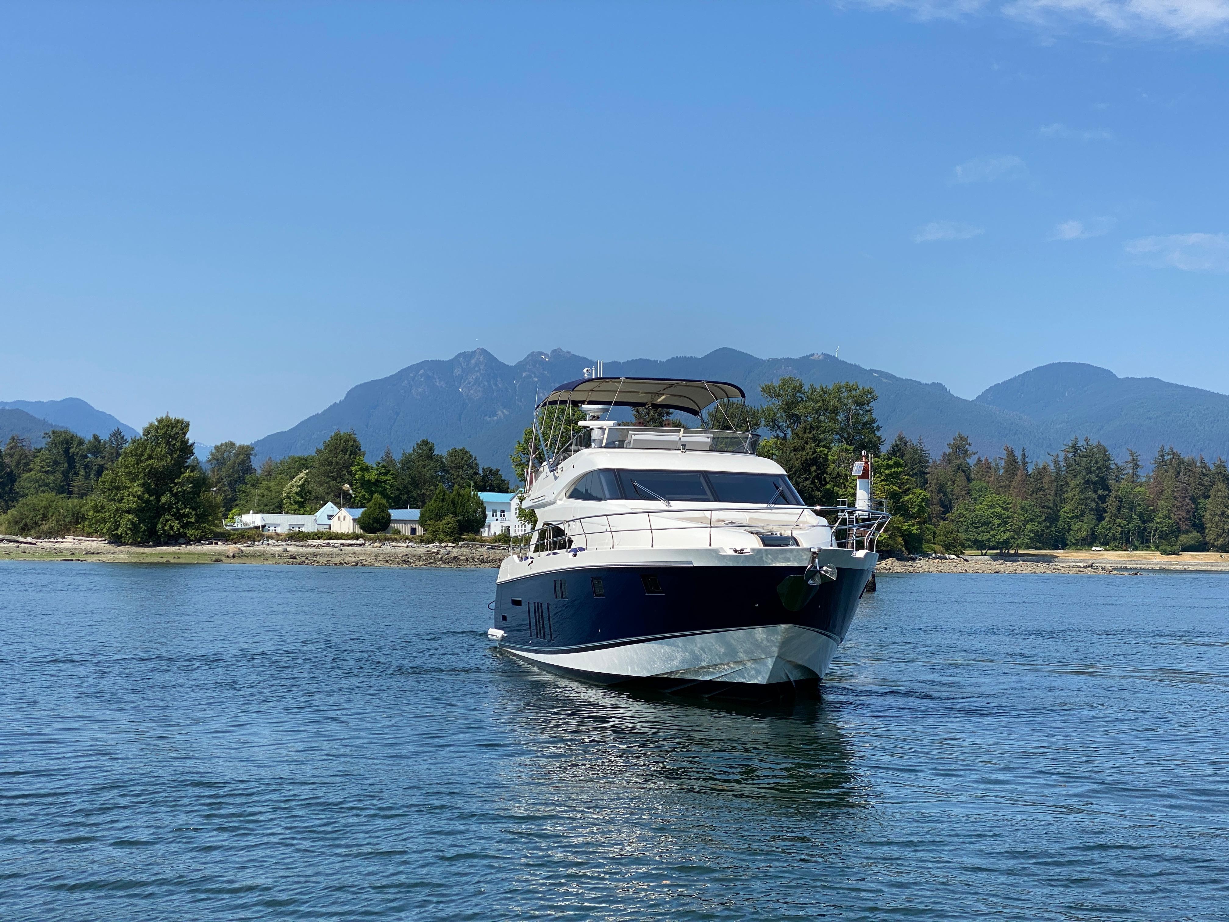 Lady S Yacht Photos Pics 04_2017 Fairline 65 Squadron_Exterior 4