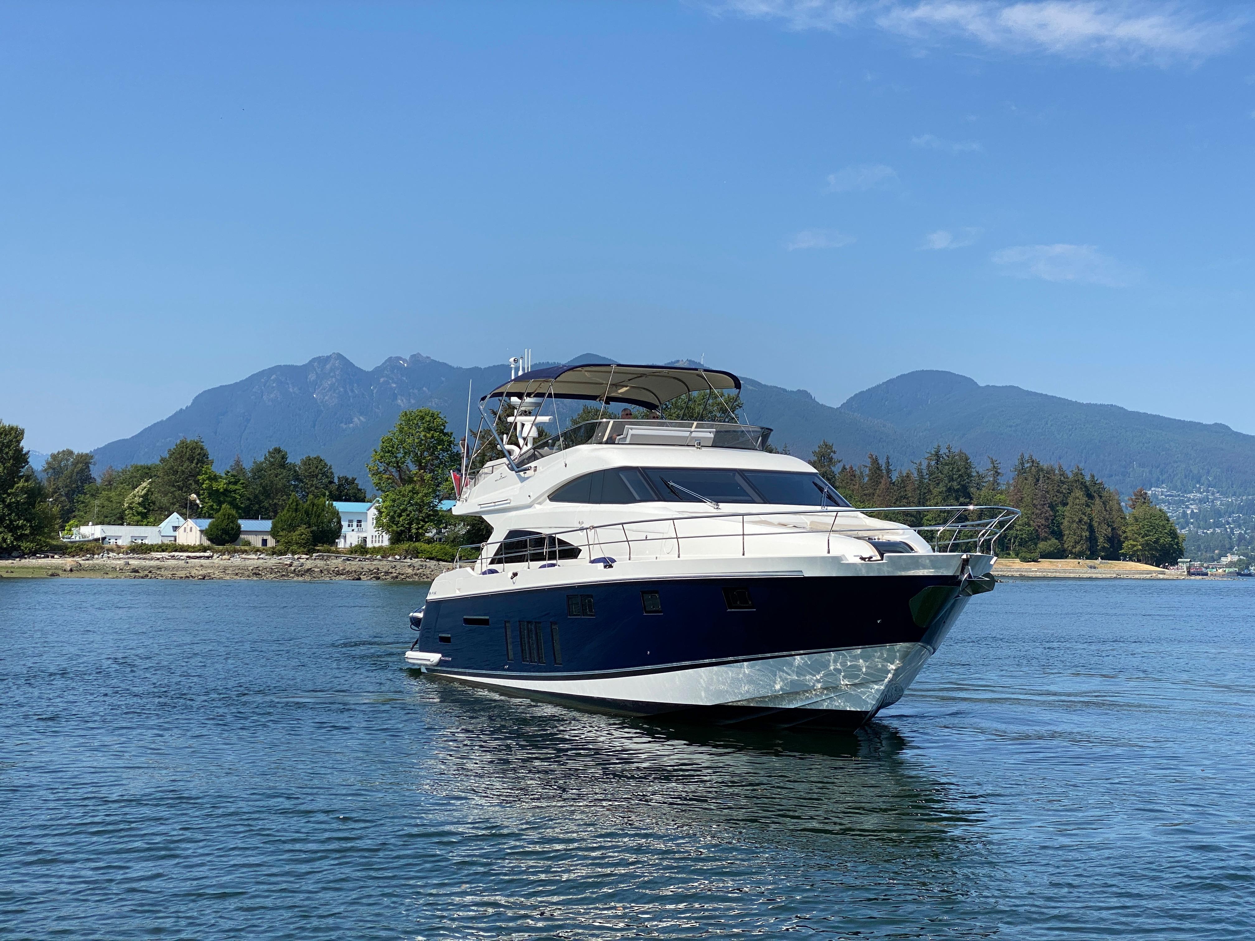 Lady S Yacht Photos Pics 05_2017 Fairline 65 Squadron_Exterior 5