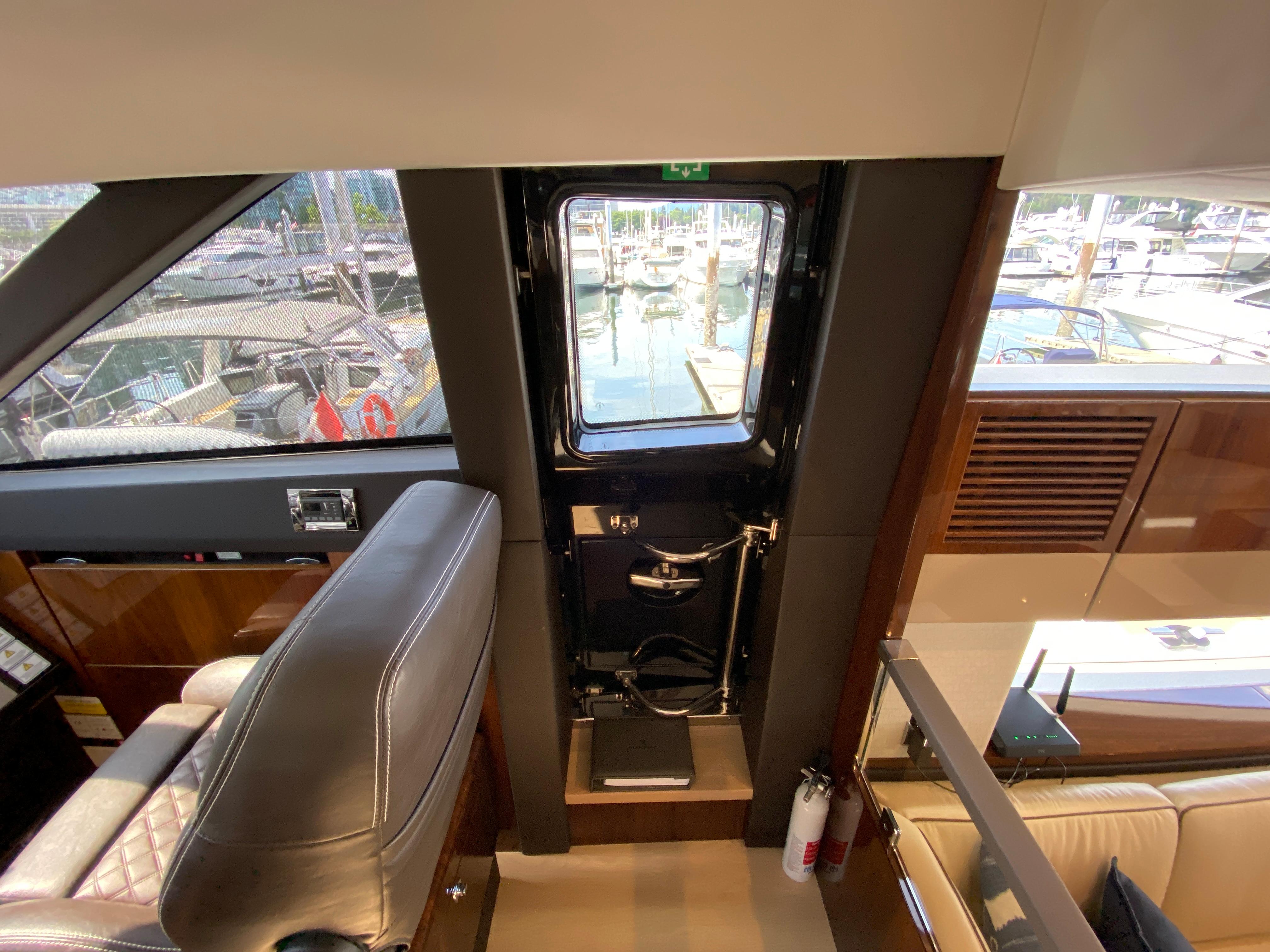 Lady S Yacht Photos Pics 21_2017 Fairline 65 Squadron_Interior 8