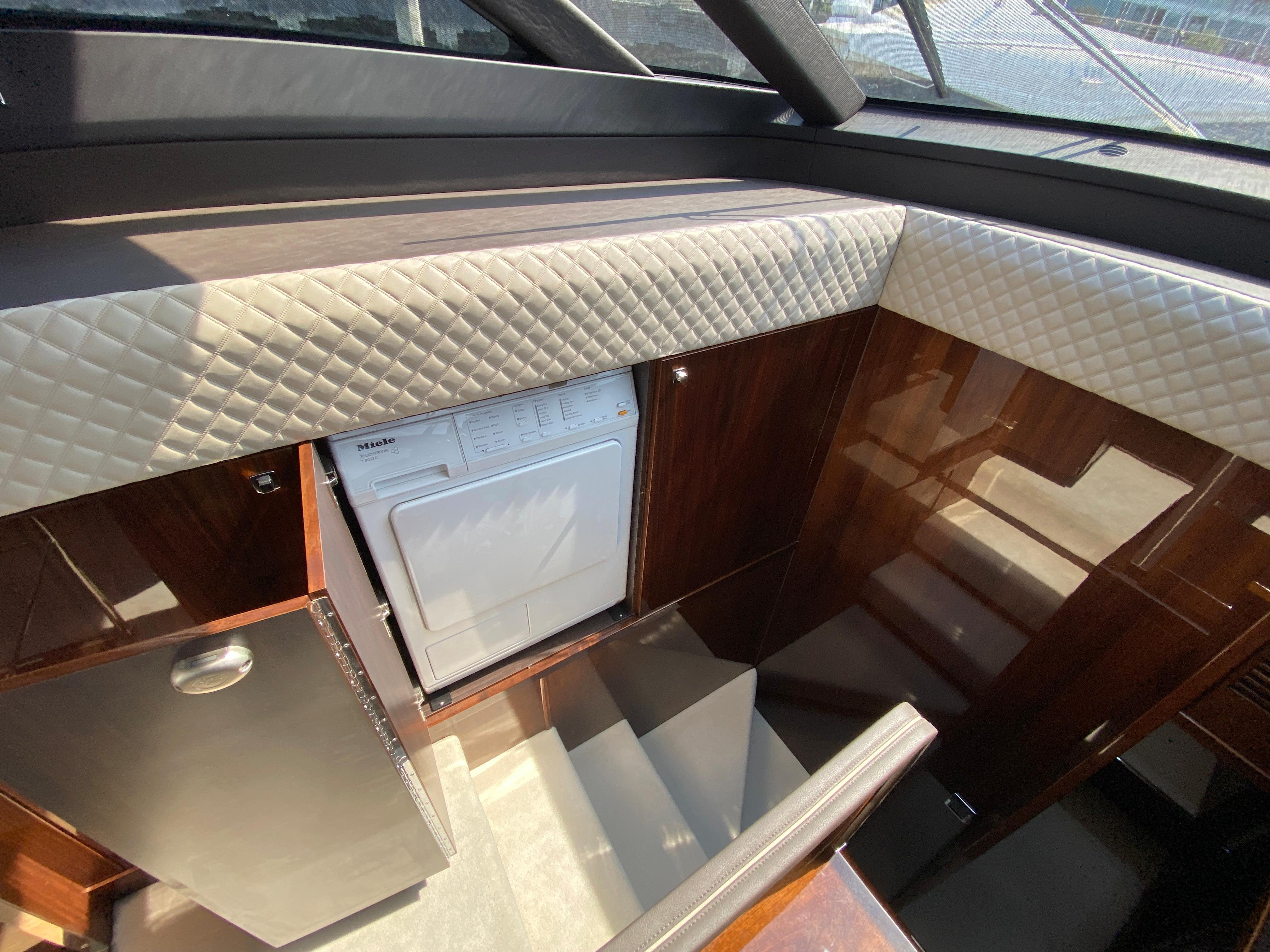 Lady S Yacht Photos Pics 24_2017 Fairline 65 Squadron_Interior11