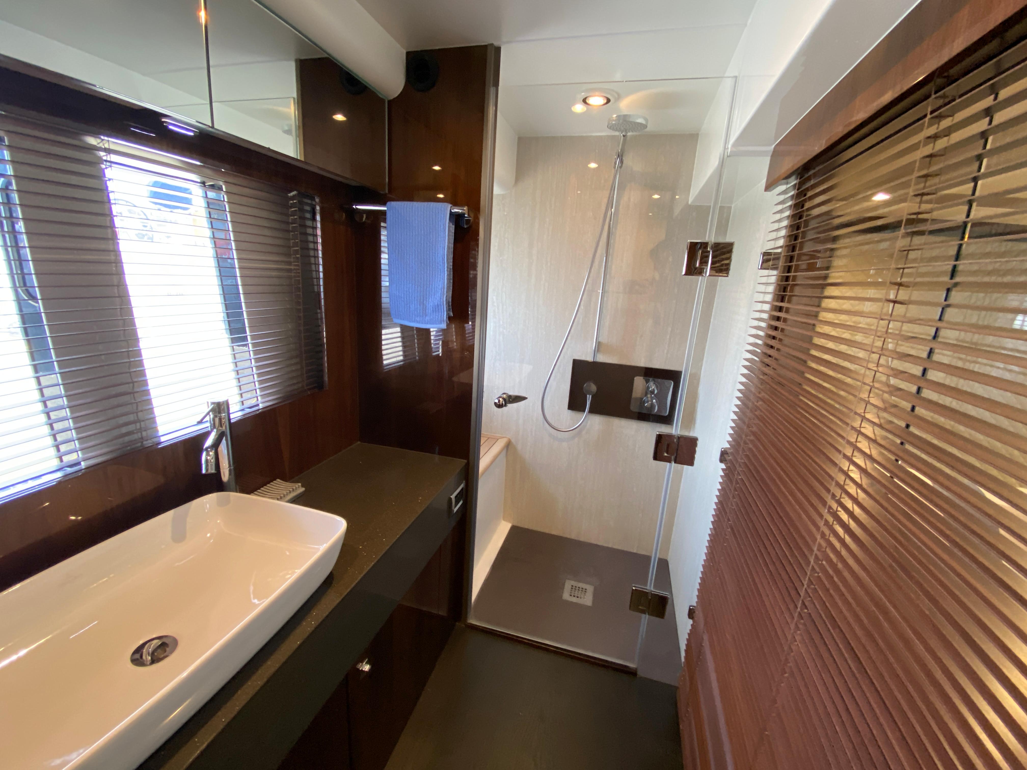 Lady S Yacht Photos Pics 26_2017 Fairline 65 Squadron_Interior 13