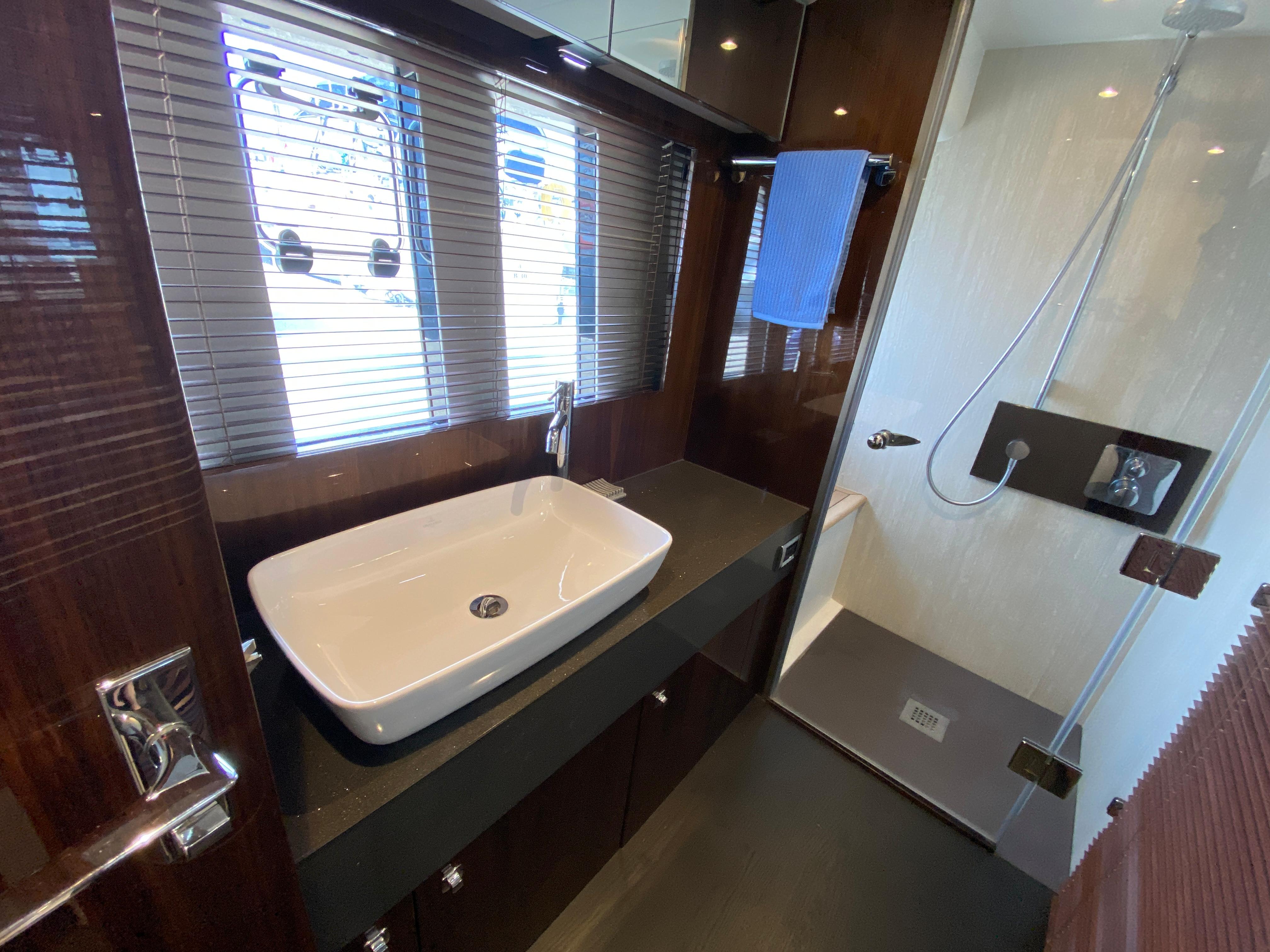 Lady S Yacht Photos Pics 27_2017 Fairline 65 Squadron_Interior 14