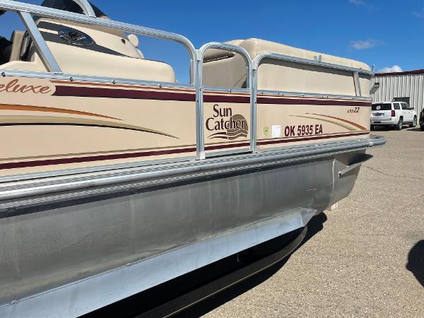 2011 SunCatcher boat for sale, model of the boat is LX322 & Image # 5 of 15