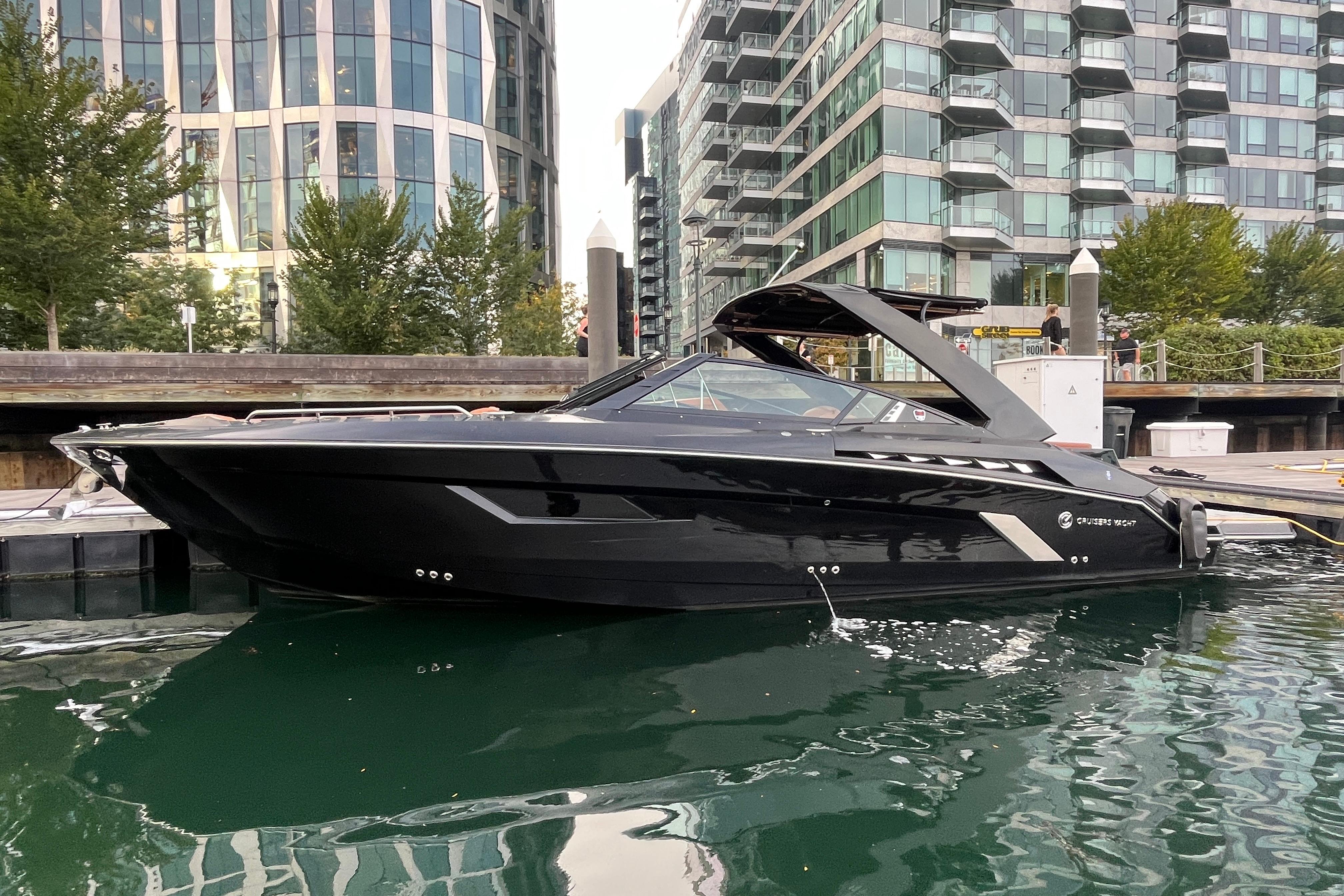 2022 Cruisers Yachts 338 CX South Beach Bow Rider
