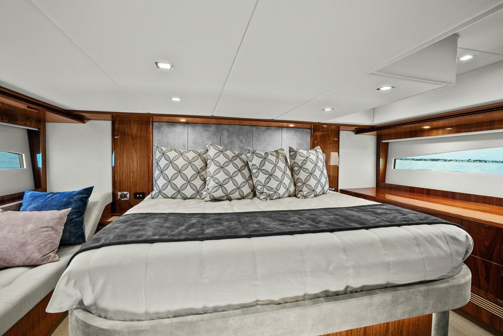 2021-riviera-5400-sport-yacht-power-9790683-20250521130653441-1_XLARGE