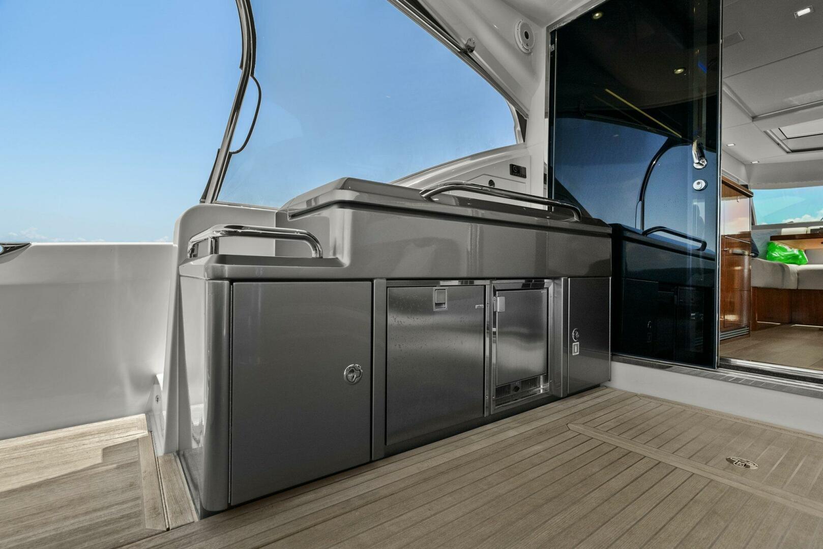 2021-riviera-5400-sport-yacht-power-9790683-20250521130656432-1_XLARGE