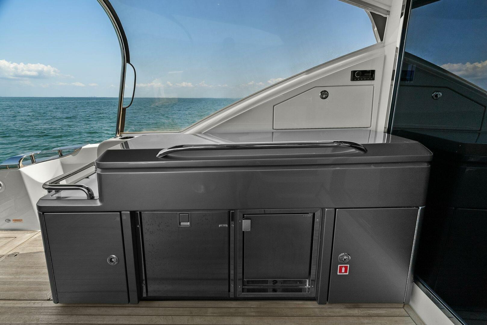 2021-riviera-5400-sport-yacht-power-9790683-20250521131733651-1_XLARGE