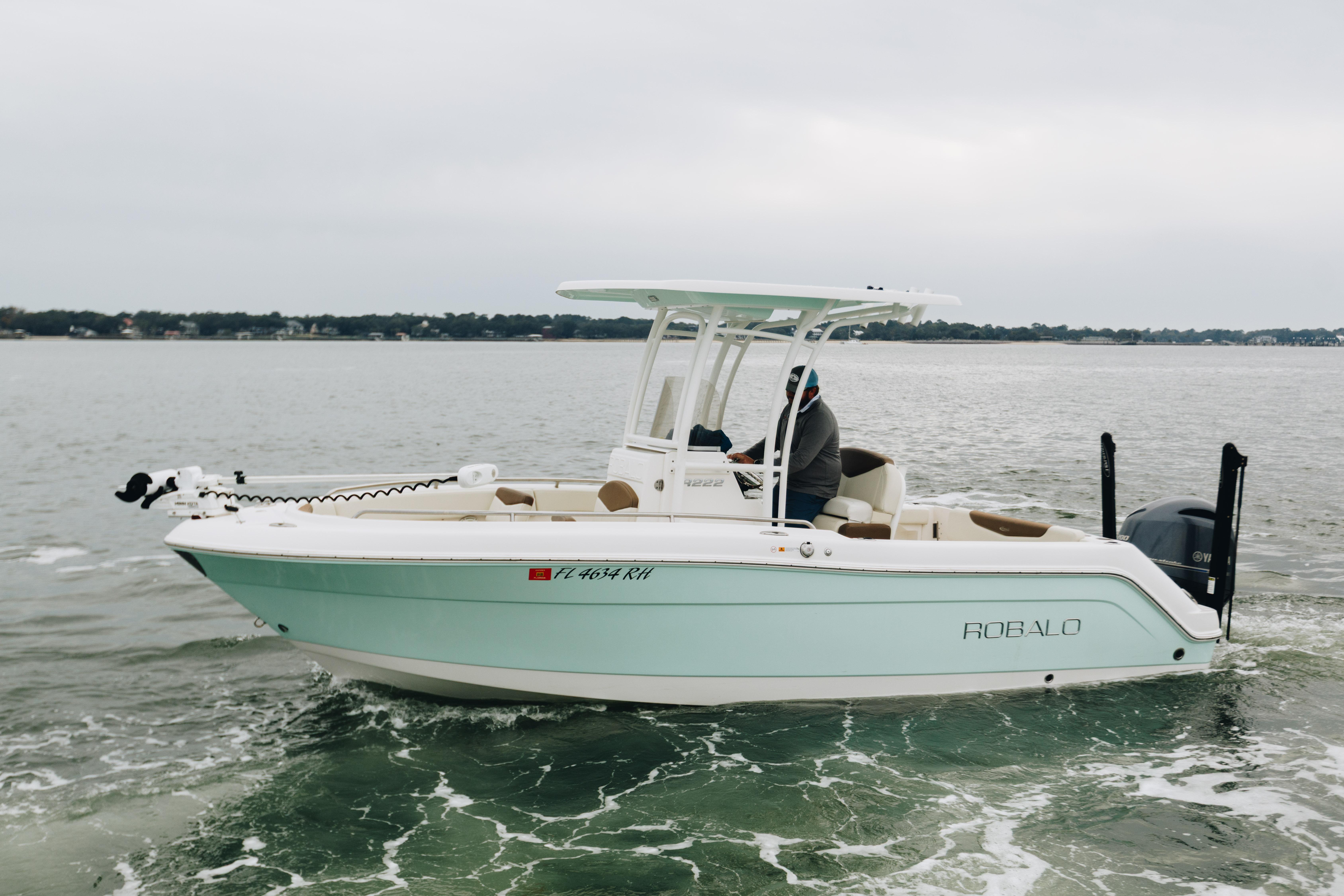 2017 Robalo R222 Center Console