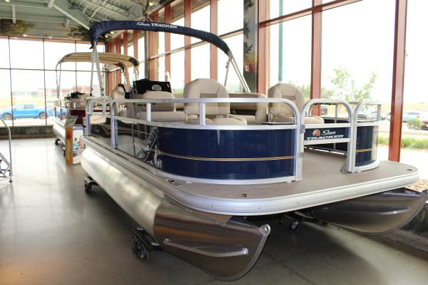 2022 Sun Tracker boat for sale, model of the boat is BASS BUGGY 16 XL SELECT & Image # 2 of 9
